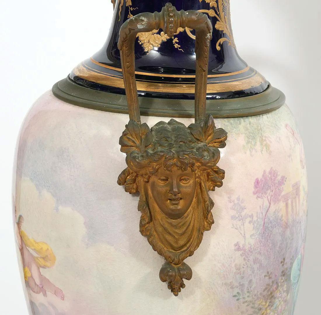 Paire de grands vases en porcelaine de Sèvres de style Louis XVI montés sur bronze avec couvercles en vente 6