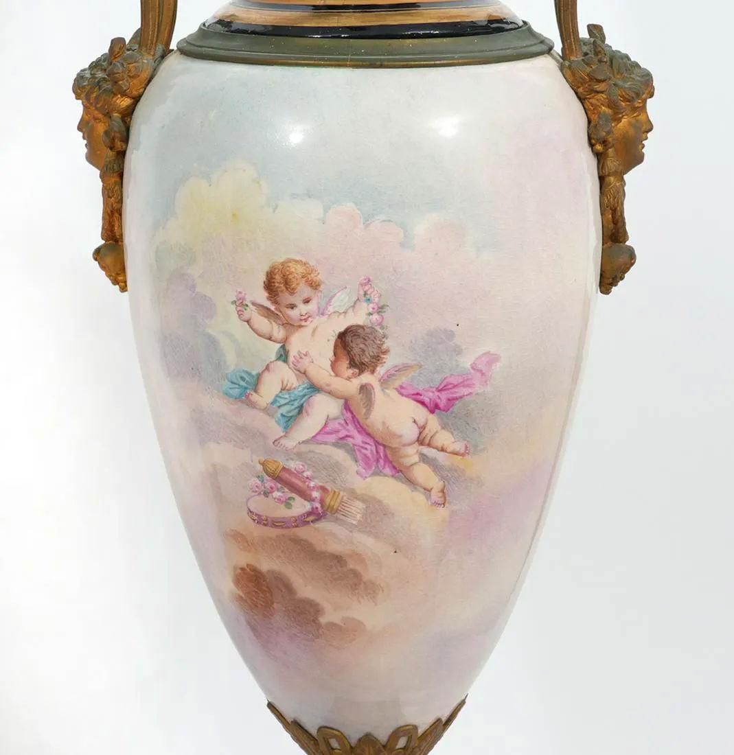 Paire de grands vases en porcelaine de Sèvres de style Louis XVI montés sur bronze avec couvercles en vente 7