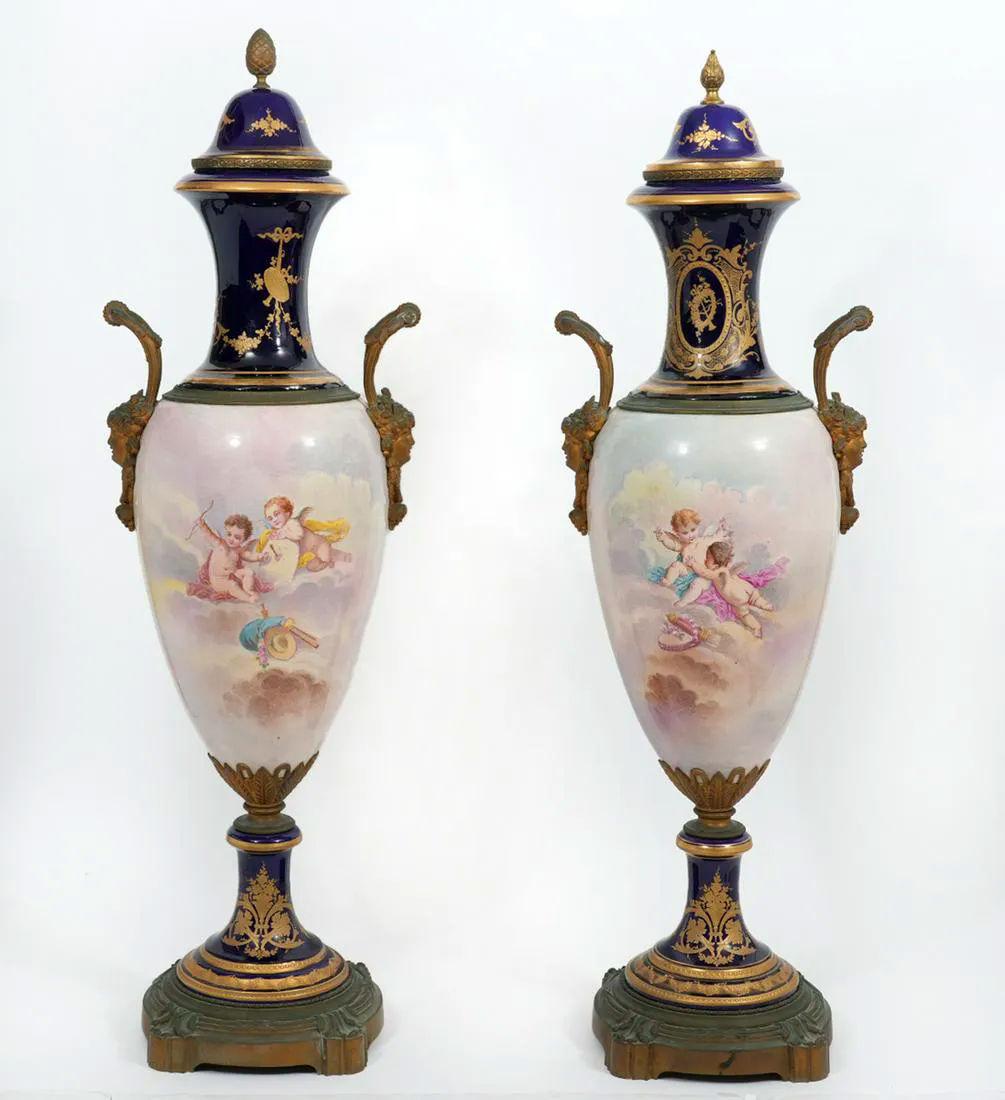 Paire de très grandes et  belle qualité française du 19ème siècle   Monture en bronze de style Sèvres  peint à la main  Vases en porcelaine avec couvercles.
Les tableaux sont signés : 