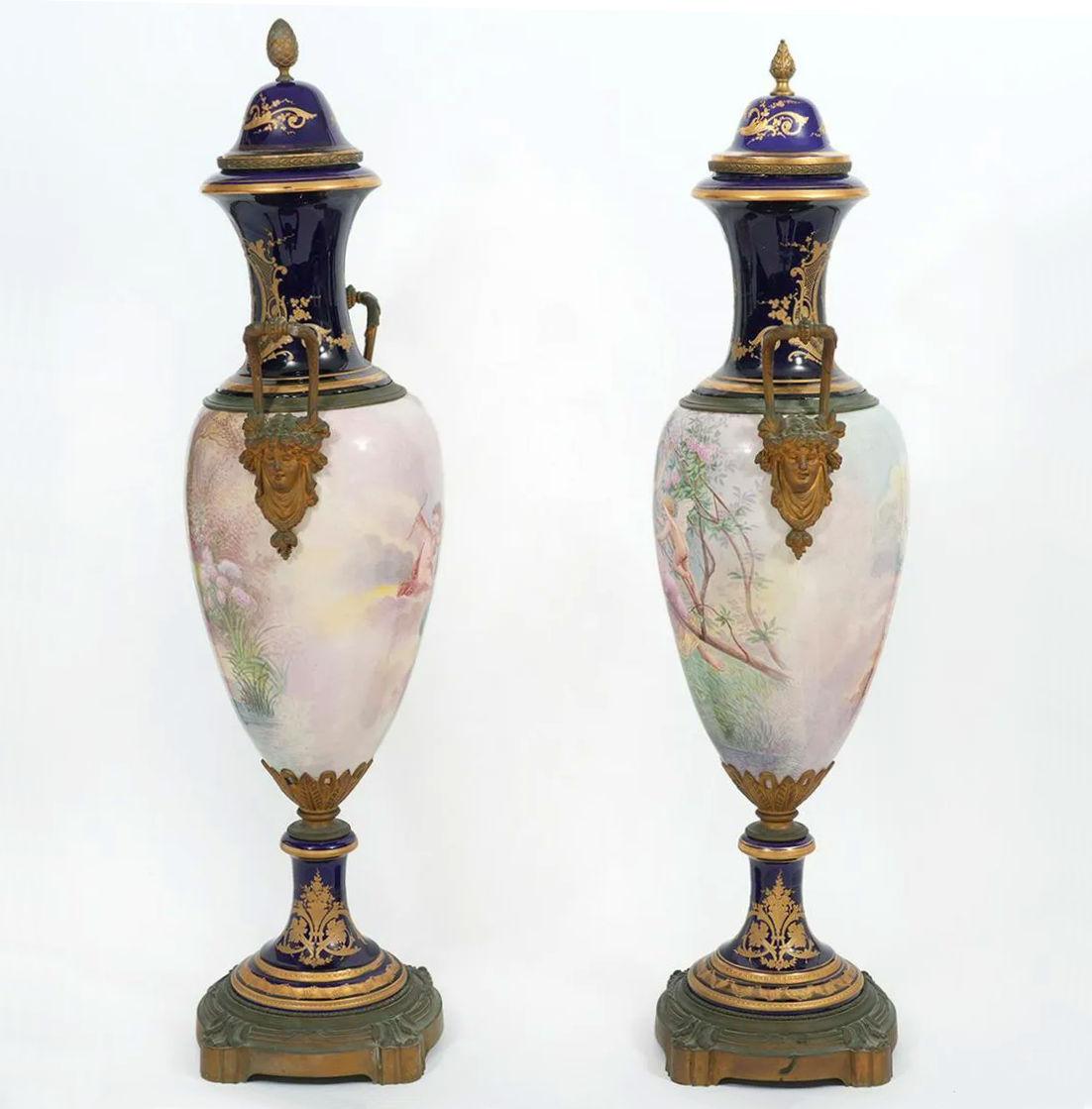 Paire de grands vases en porcelaine de Sèvres de style Louis XVI montés sur bronze avec couvercles Bon état - En vente à New York, NY