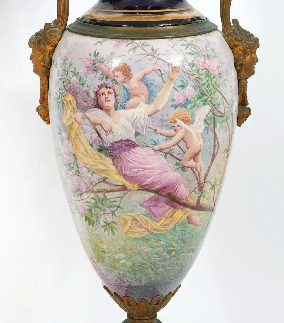 XIXe siècle Paire de grands vases en porcelaine de Sèvres de style Louis XVI montés sur bronze avec couvercles en vente