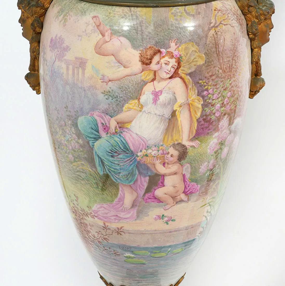 Bronze Paire de grands vases en porcelaine de Sèvres de style Louis XVI montés sur bronze avec couvercles en vente