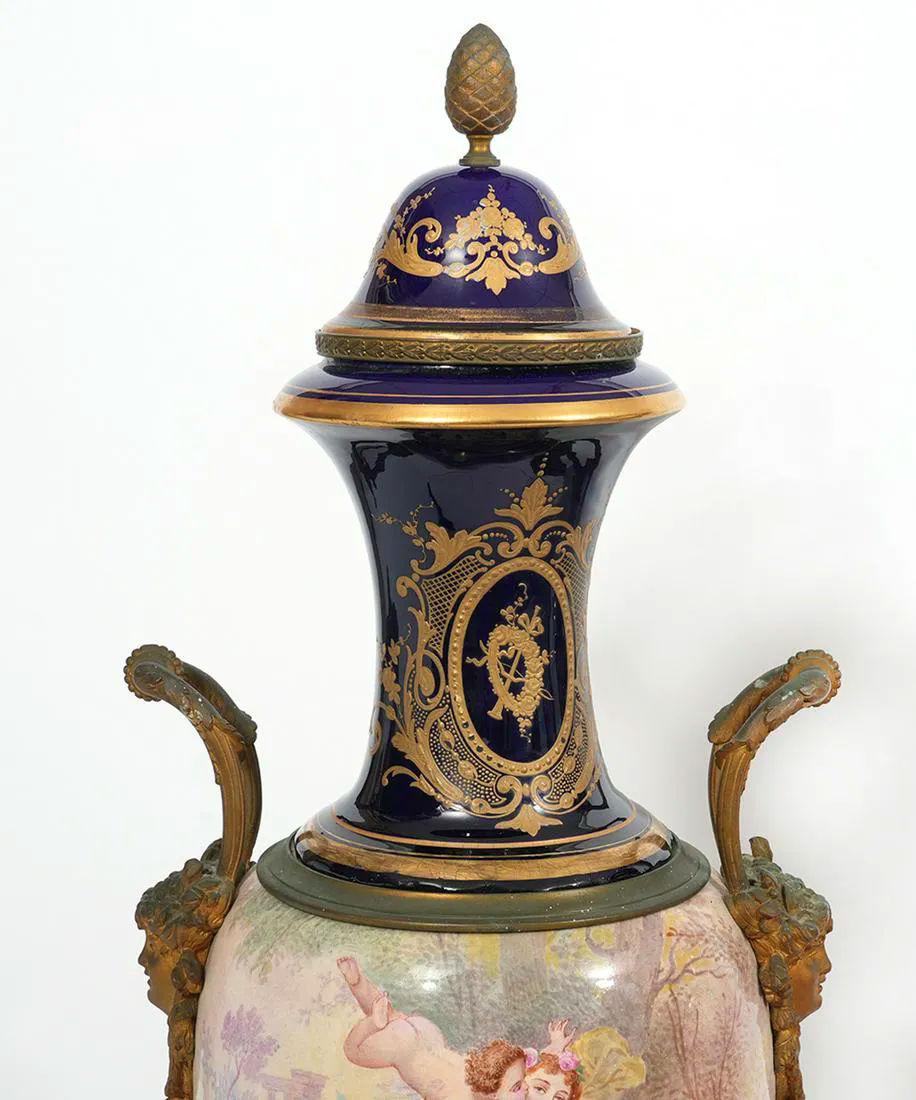 Paire de grands vases en porcelaine de Sèvres de style Louis XVI montés sur bronze avec couvercles en vente 1
