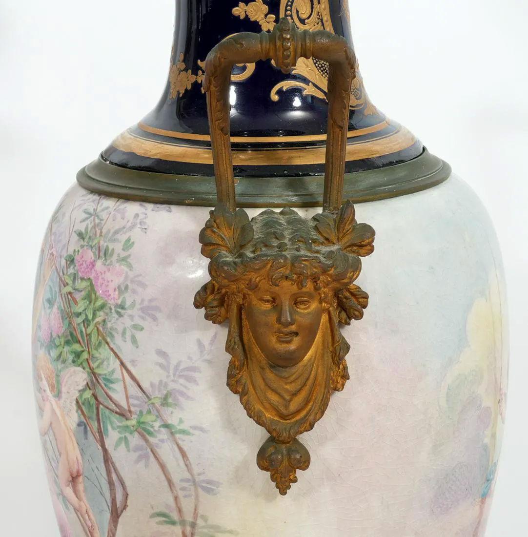 Paire de grands vases en porcelaine de Sèvres de style Louis XVI montés sur bronze avec couvercles en vente 2