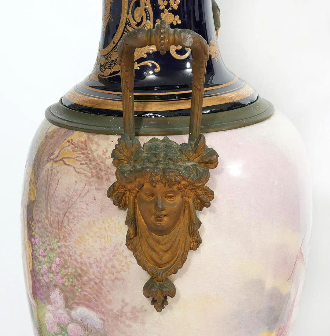 Paire de grands vases en porcelaine de Sèvres de style Louis XVI montés sur bronze avec couvercles en vente 3