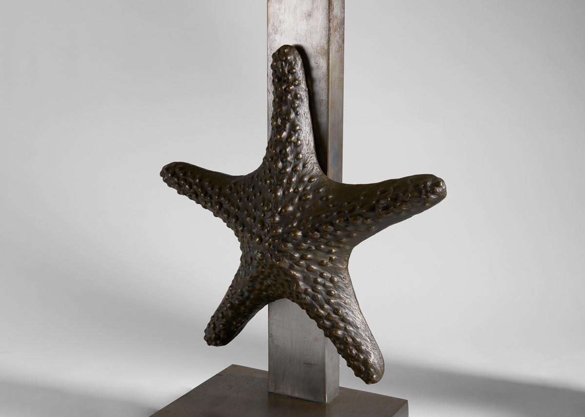 Mid-Century Modern Paire de grandes lampes de bureau conque et étoile de mer en bronze et acier, 20e siècle en vente