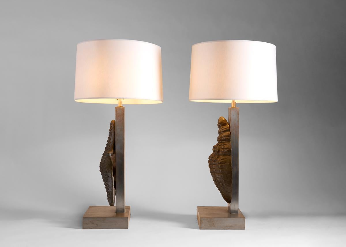 Patiné Paire de grandes lampes de bureau conque et étoile de mer en bronze et acier, 20e siècle en vente