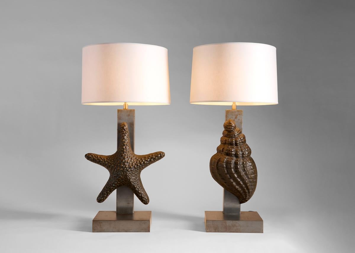 Paire de grandes lampes de bureau conque et étoile de mer en bronze et acier, 20e siècle Bon état - En vente à New York, NY