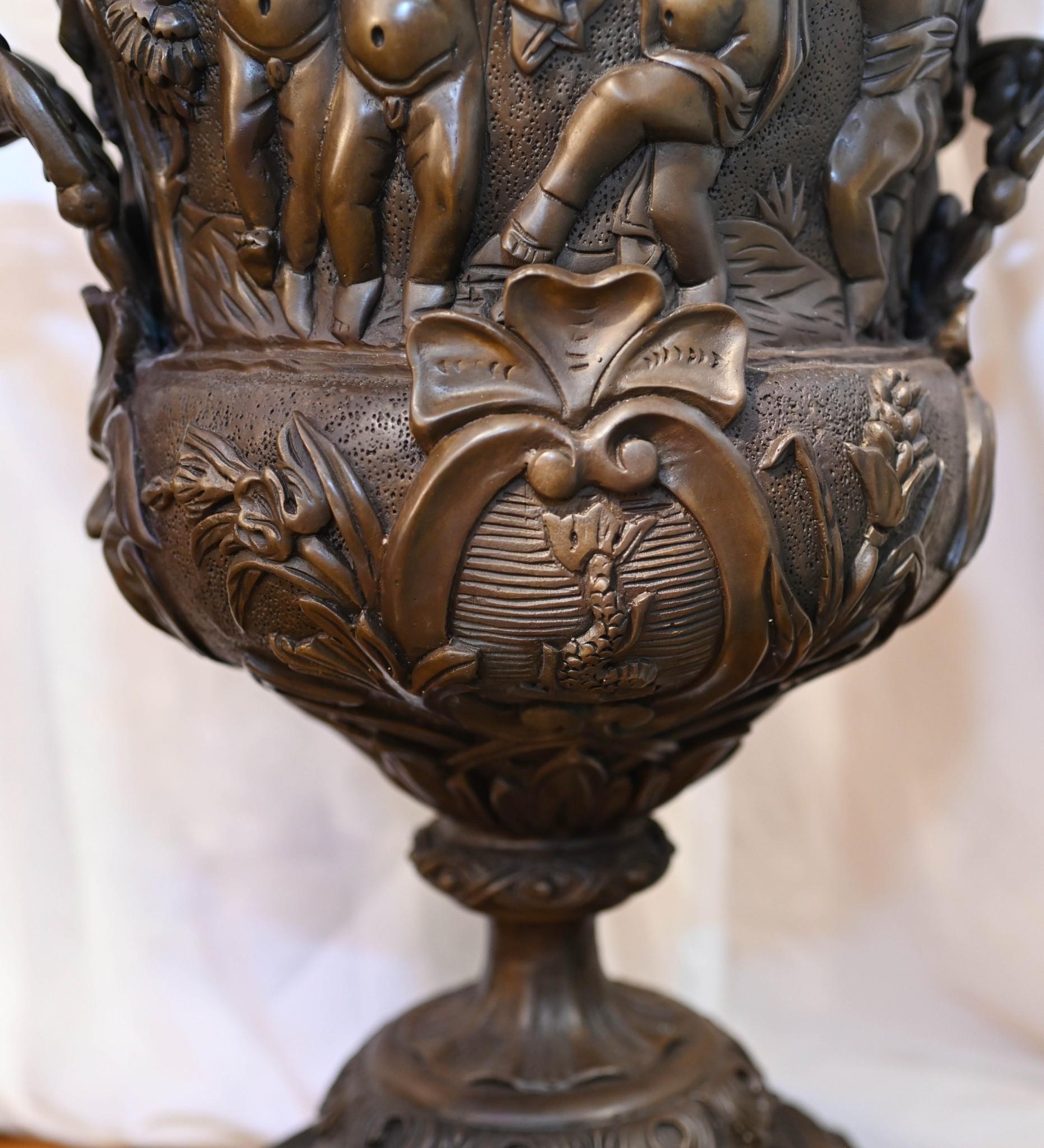 Coppia di grandi urne in bronzo Monumentale Campana Cherubino dopo Clodion in vendita 7