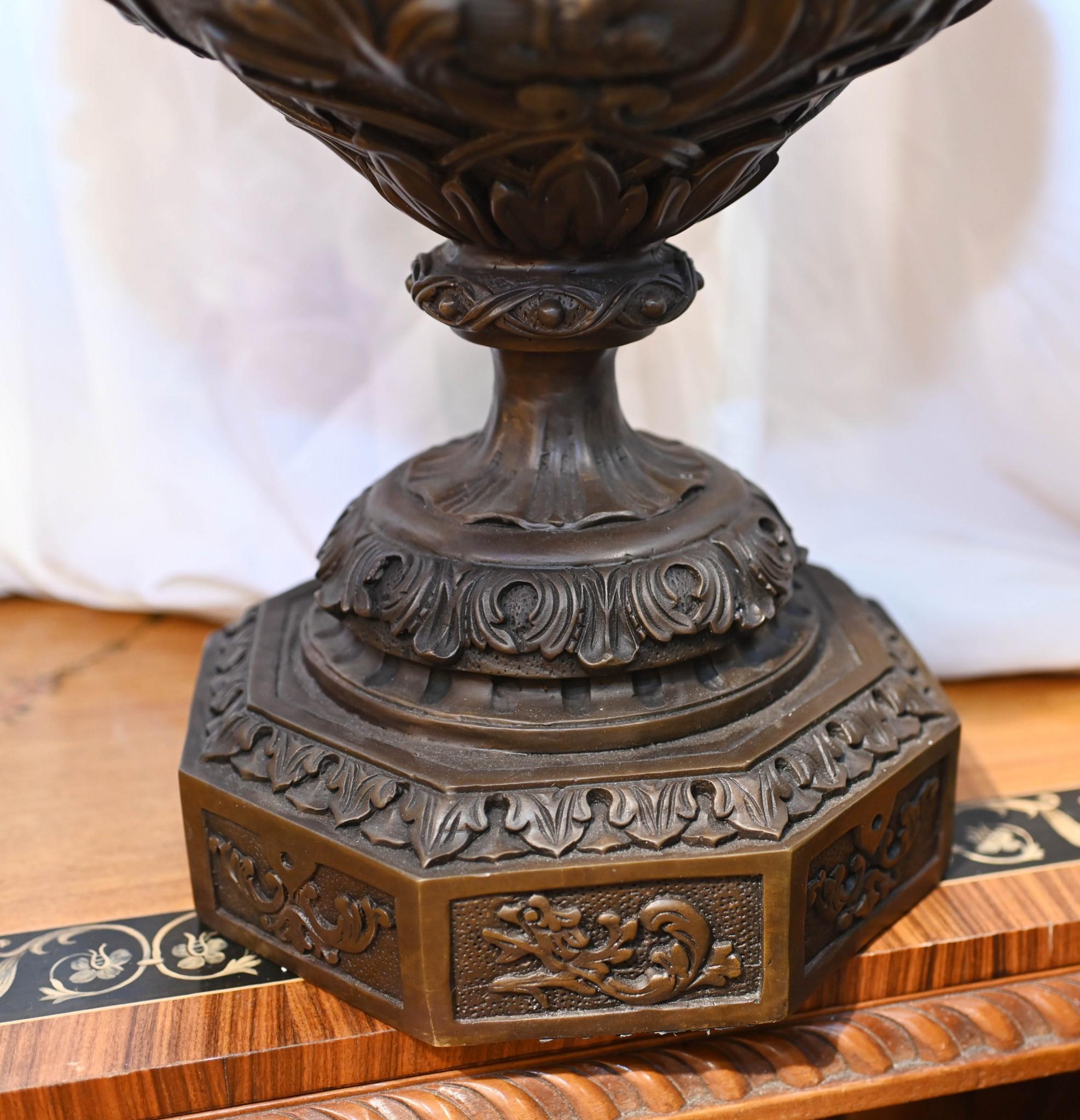 Coppia di grandi urne in bronzo Monumentale Campana Cherubino dopo Clodion in vendita 8