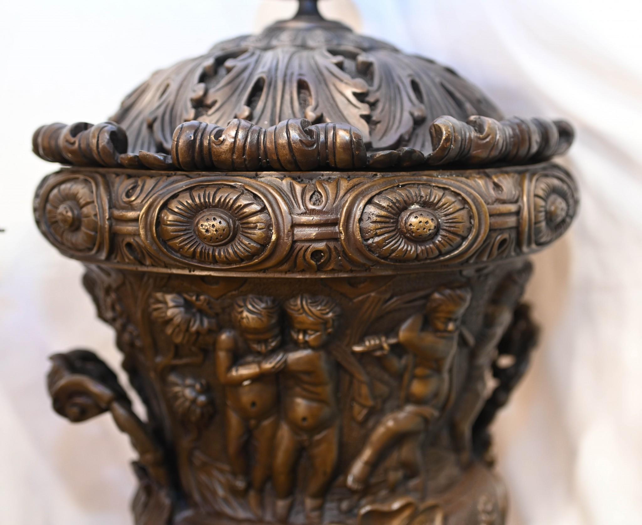 Coppia di grandi urne in bronzo Monumentale Campana Cherubino dopo Clodion in vendita 10