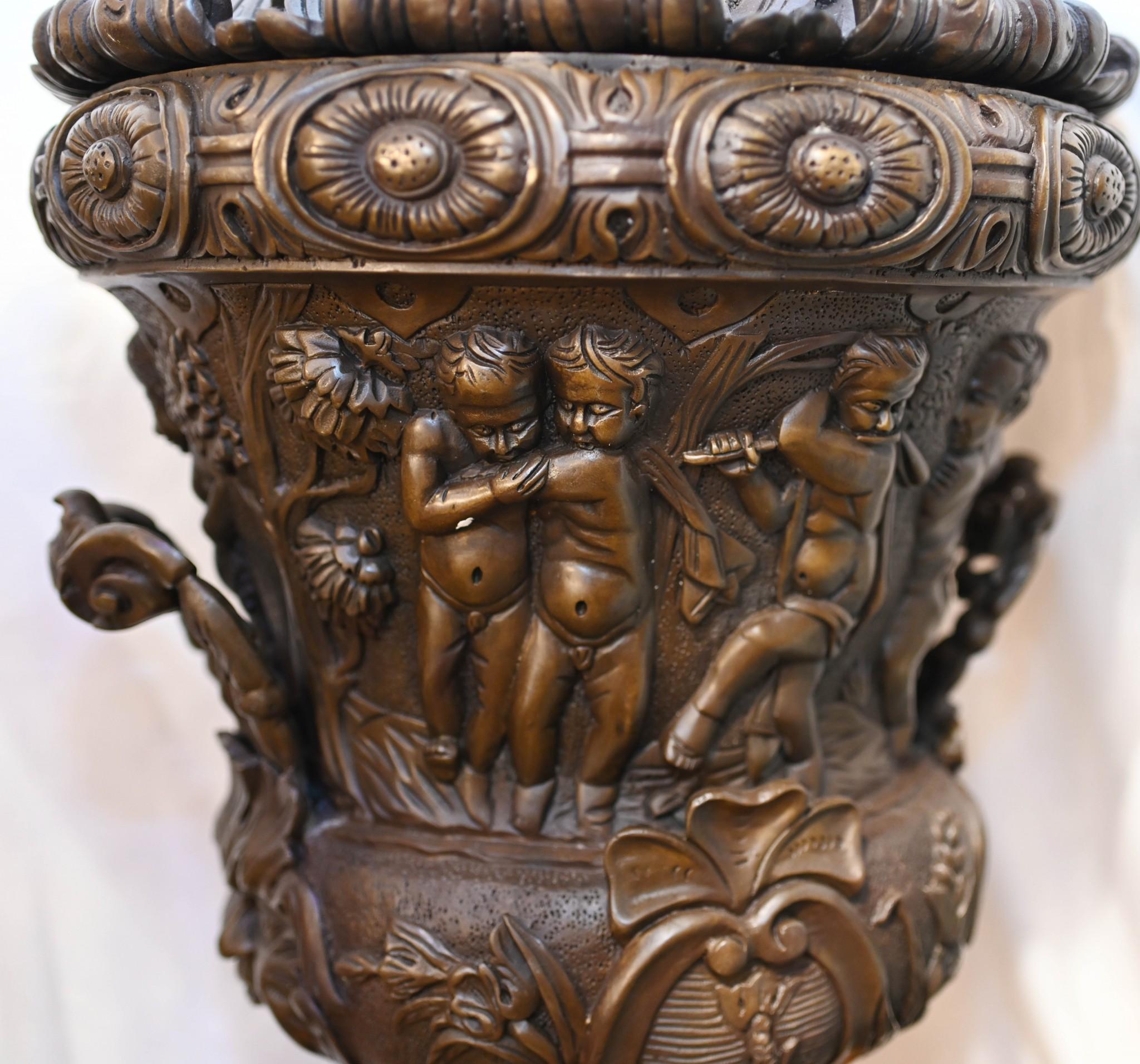 Coppia di grandi urne in bronzo Monumentale Campana Cherubino dopo Clodion in vendita 11