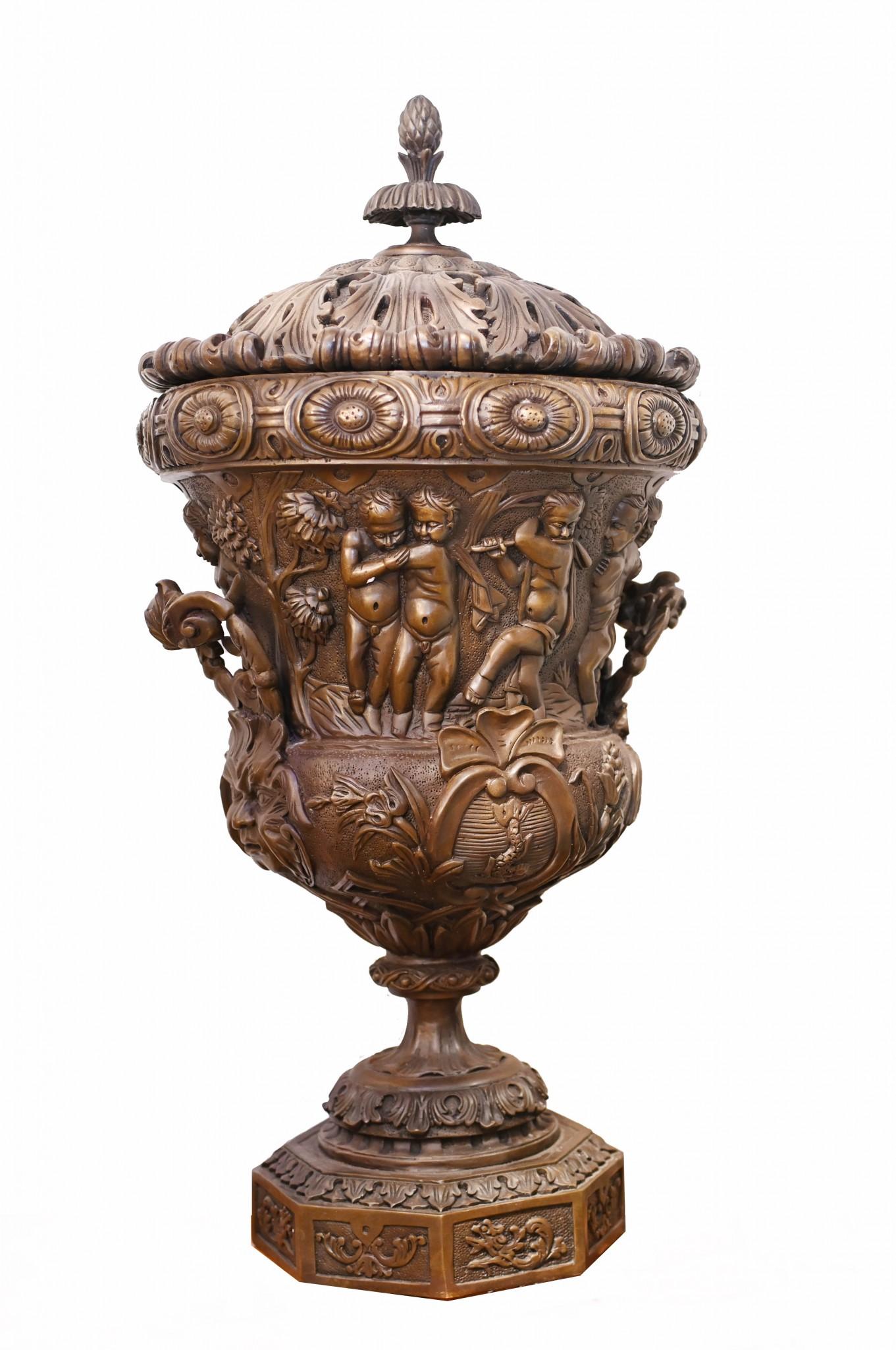 Coppia di grandi urne in bronzo Monumentale Campana Cherubino dopo Clodion in vendita 12