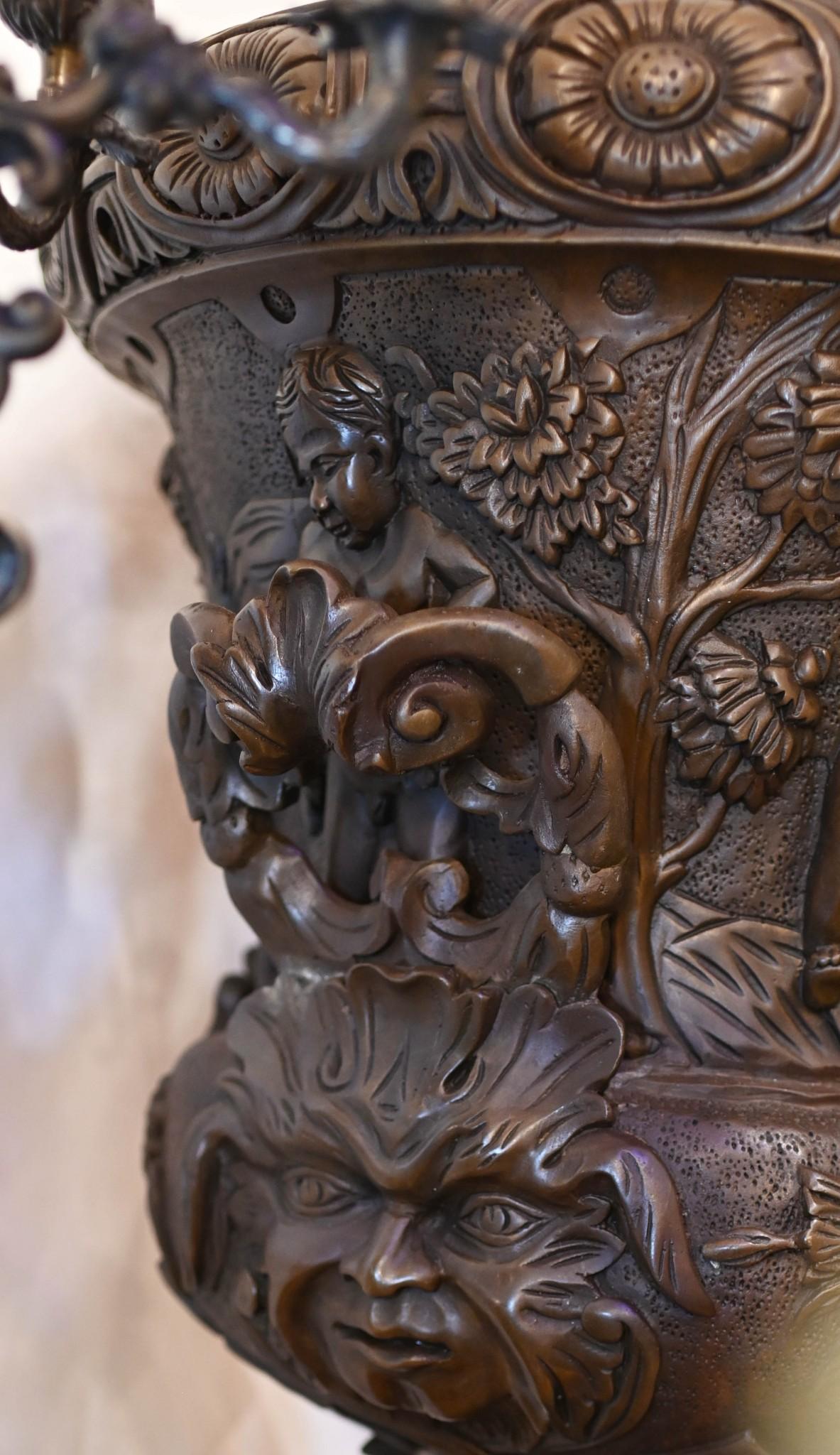 Coppia di grandi urne in bronzo Monumentale Campana Cherubino dopo Clodion In condizioni buone in vendita a Potters Bar, GB