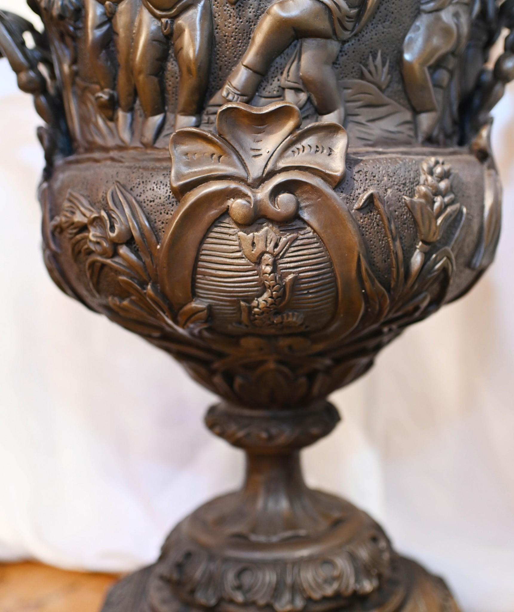 Fine XIX secolo Coppia di grandi urne in bronzo Monumentale Campana Cherubino dopo Clodion in vendita