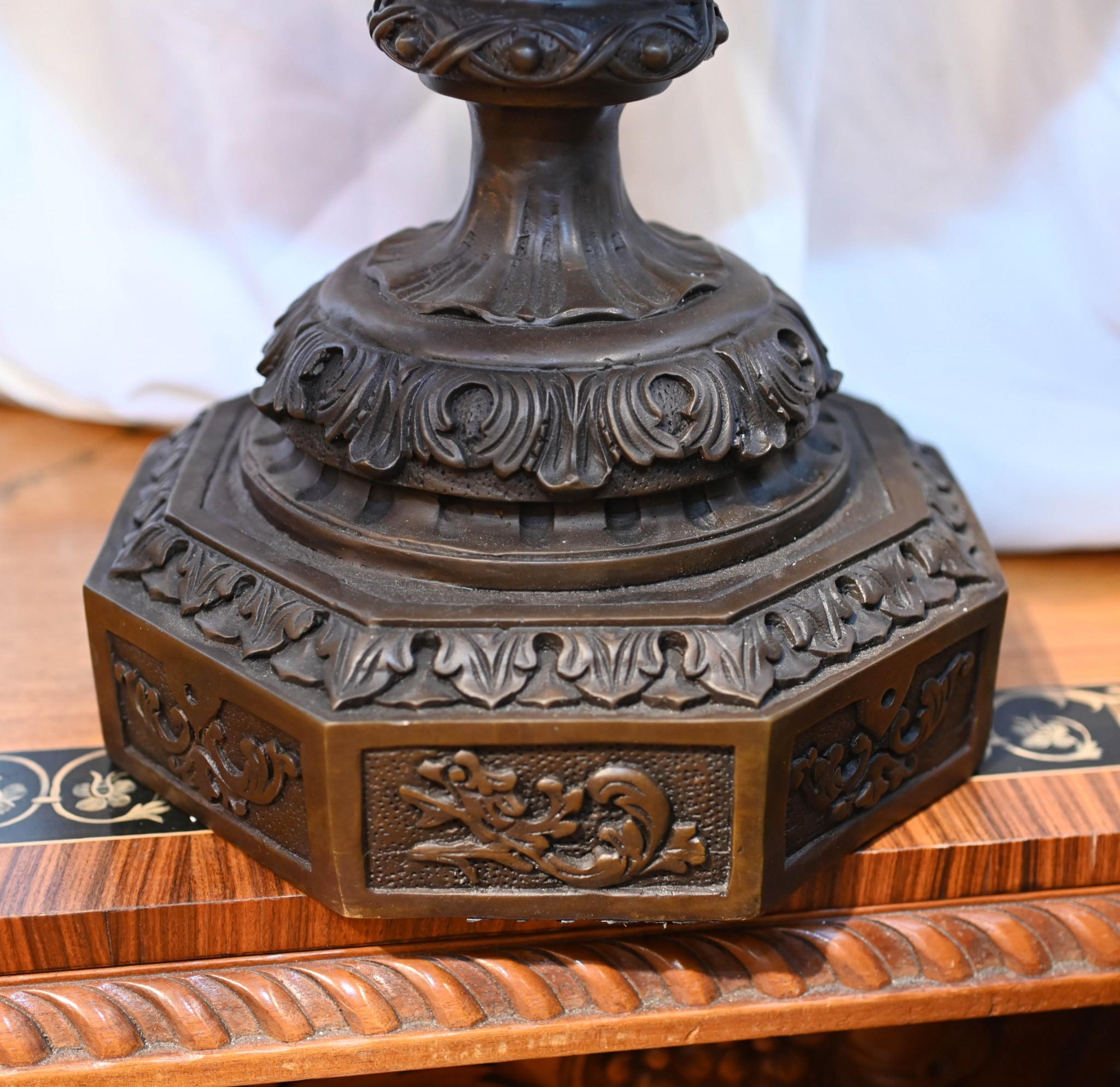 Bronzo Coppia di grandi urne in bronzo Monumentale Campana Cherubino dopo Clodion in vendita