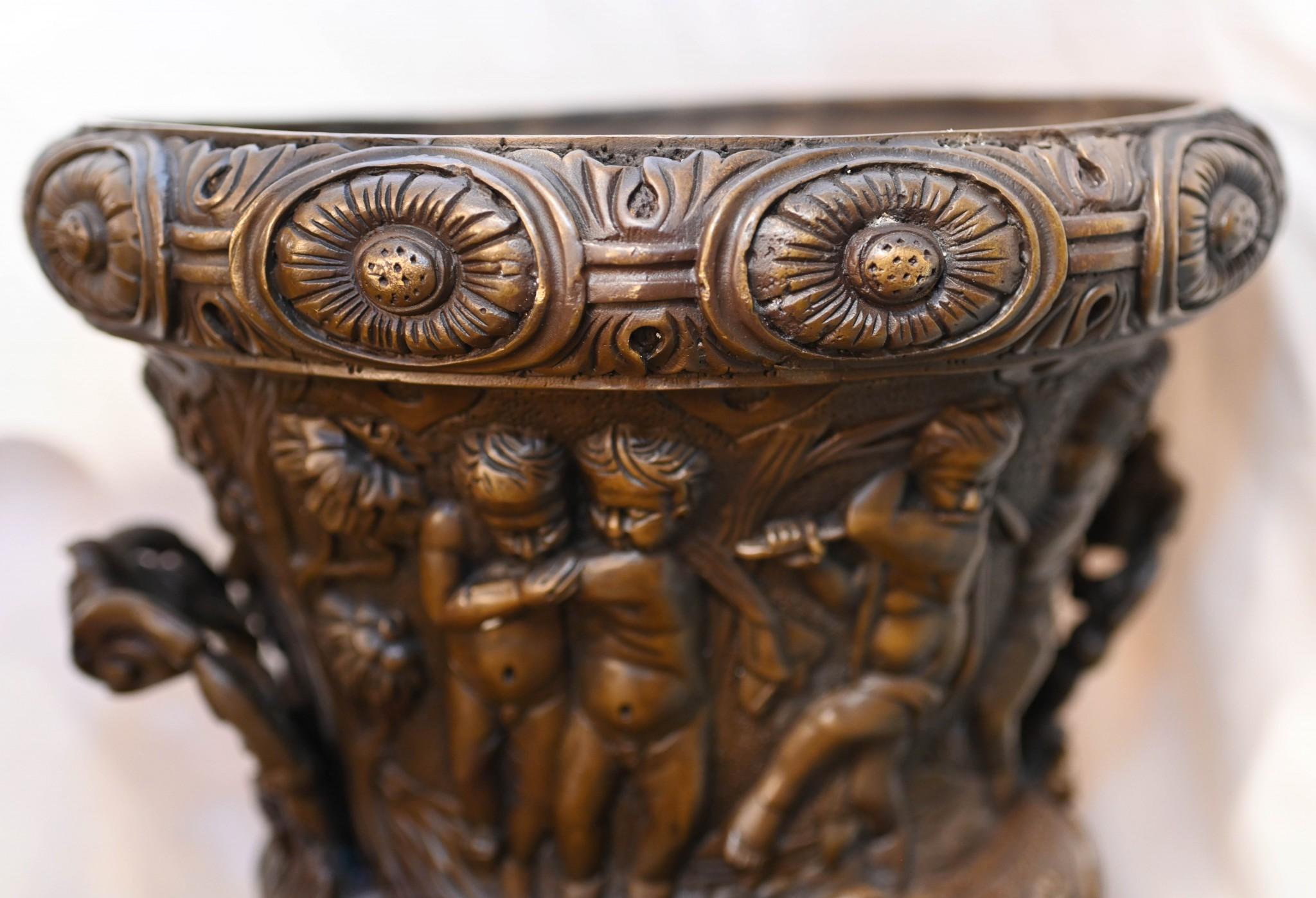 Coppia di grandi urne in bronzo Monumentale Campana Cherubino dopo Clodion in vendita 1