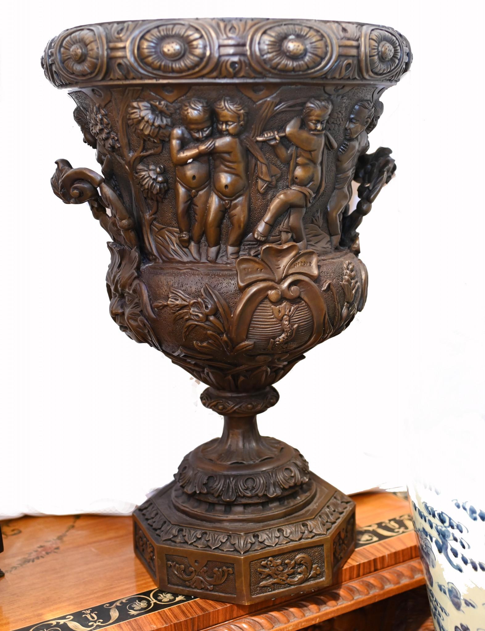 Coppia di grandi urne in bronzo Monumentale Campana Cherubino dopo Clodion in vendita 2