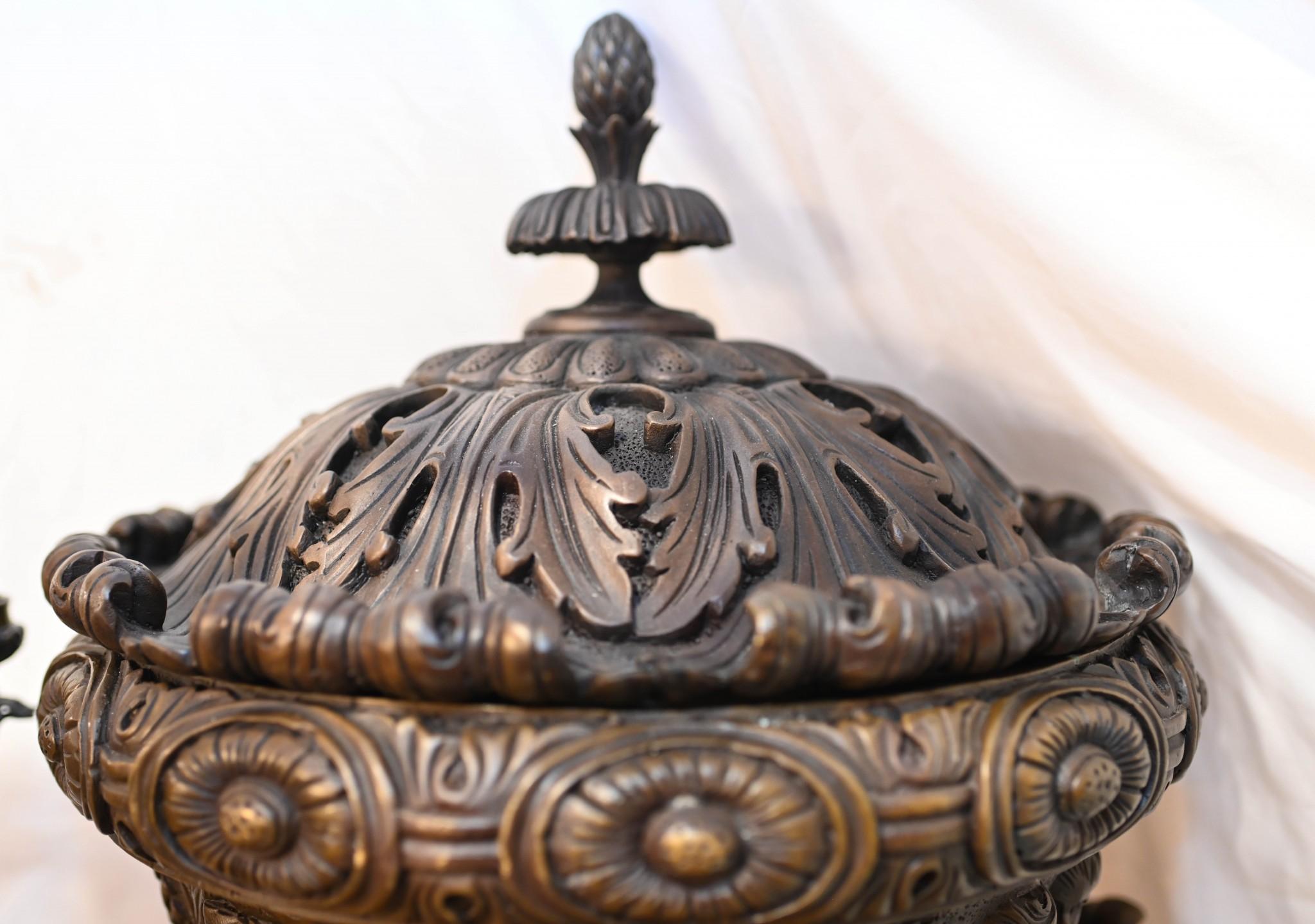 Coppia di grandi urne in bronzo Monumentale Campana Cherubino dopo Clodion in vendita 3