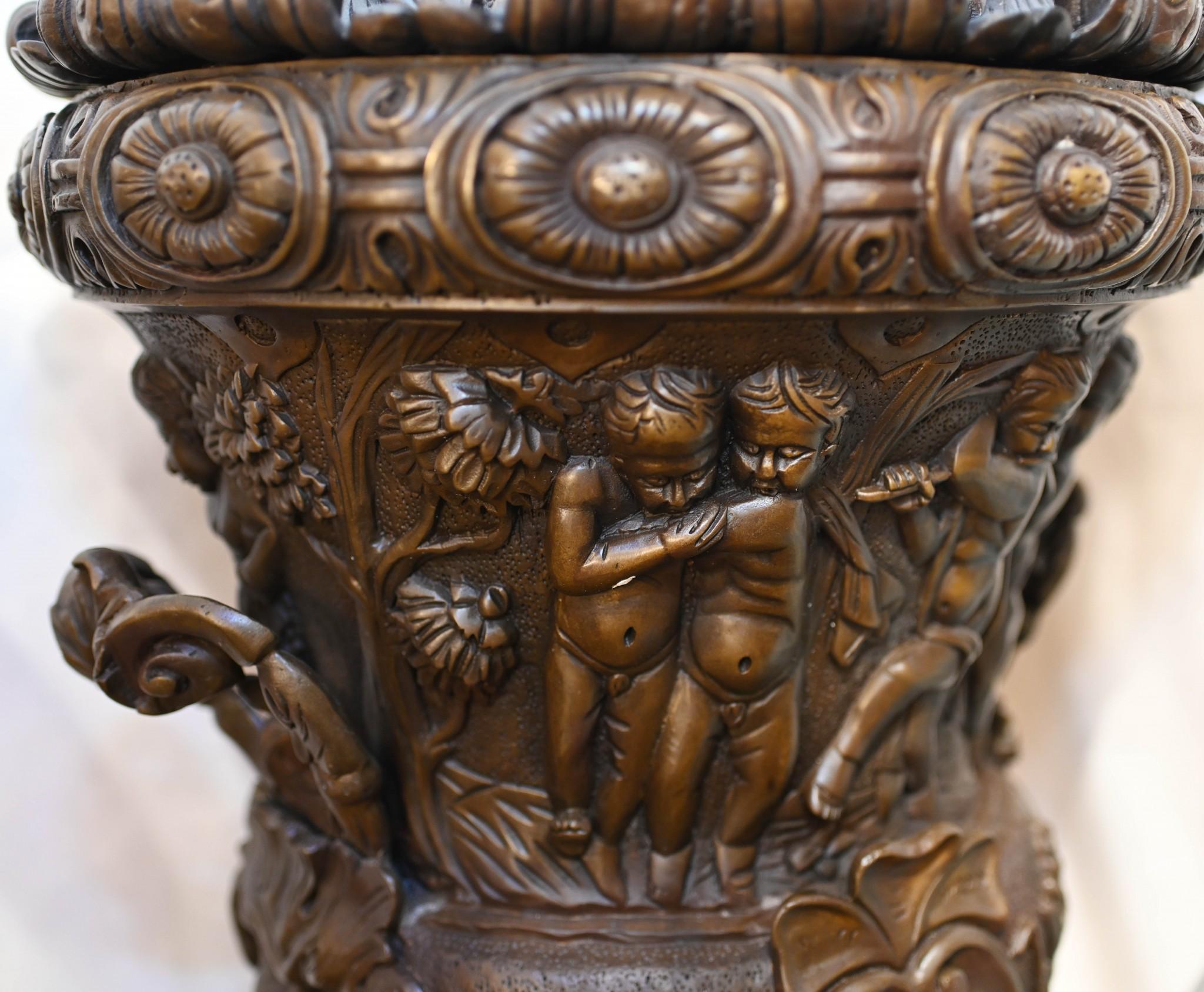 Coppia di grandi urne in bronzo Monumentale Campana Cherubino dopo Clodion in vendita 4
