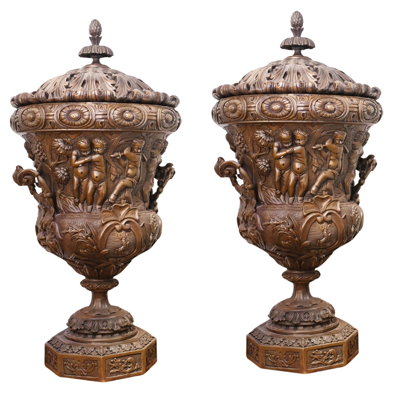 Coppia di grandi urne in bronzo Monumentale Campana Cherubino dopo Clodion