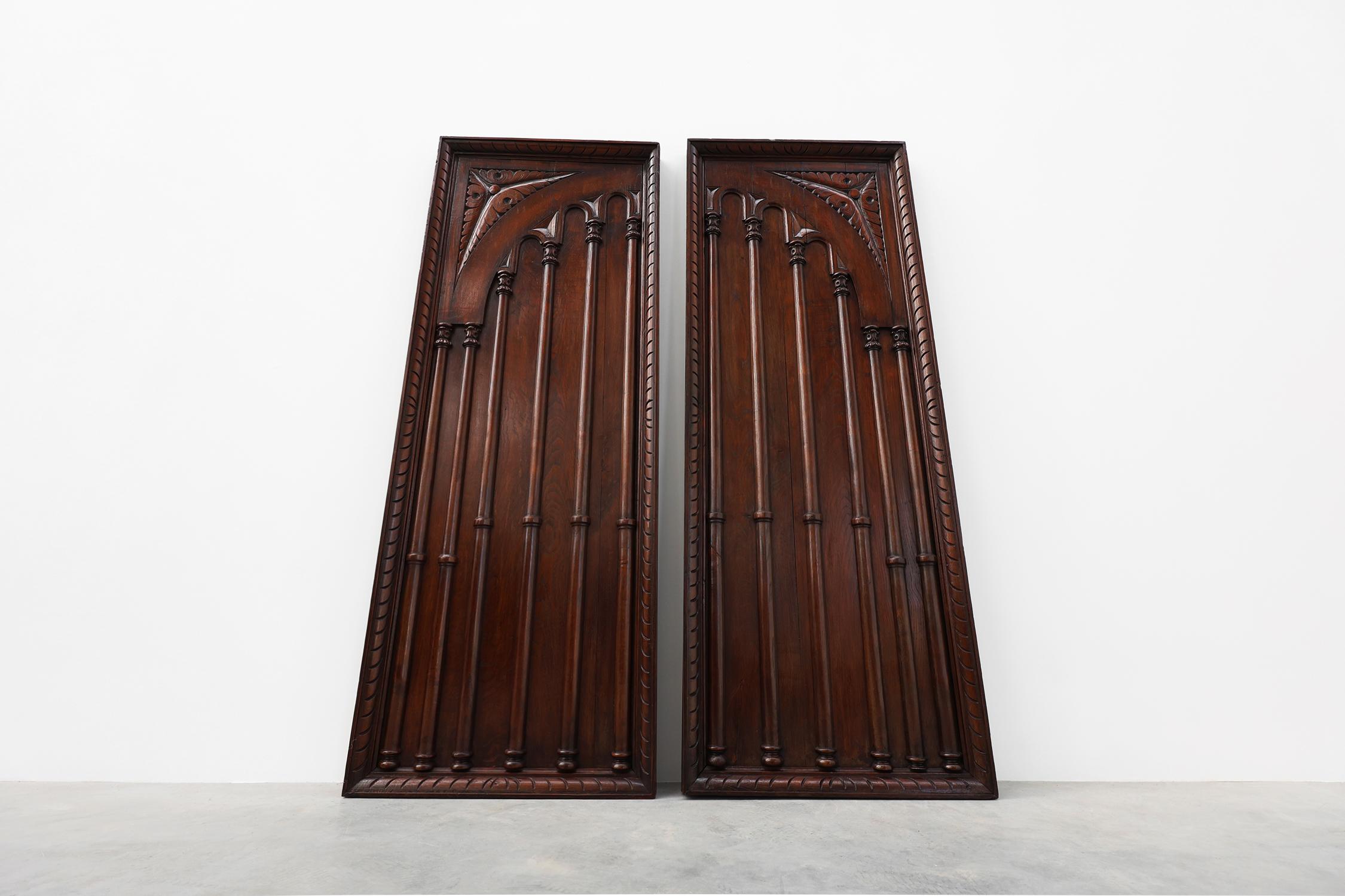 Paar große geschnitzte Wandpaneele aus portugiesischer Eiche, ca. 1850 im Zustand „Gut“ im Angebot in Meulebeke, BE