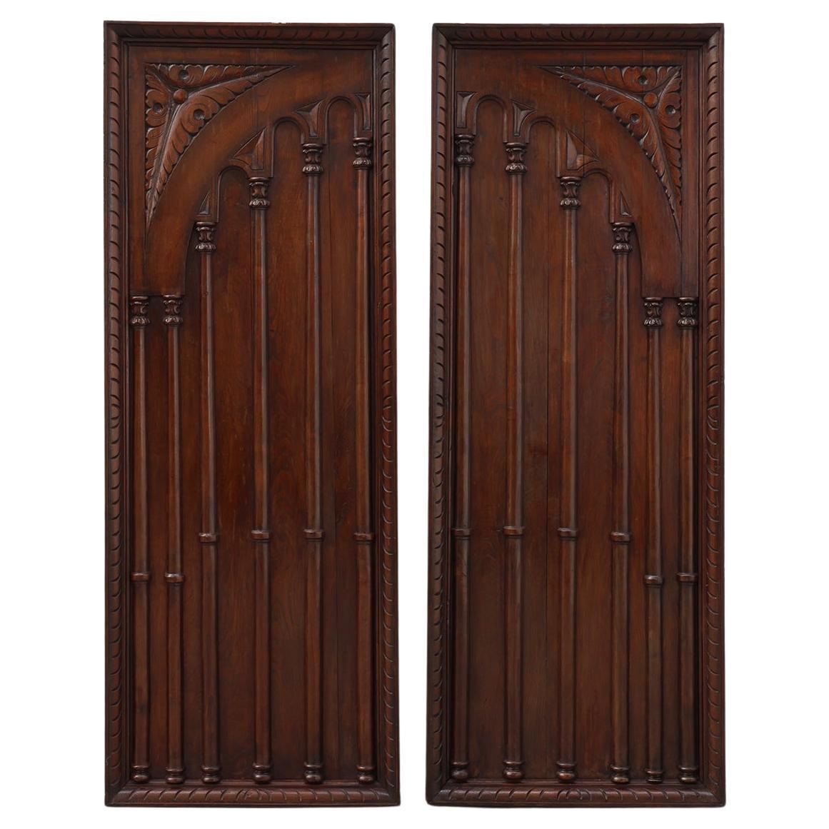 Paire de grands panneaux muraux en chêne portugais sculpté, vers 1850
