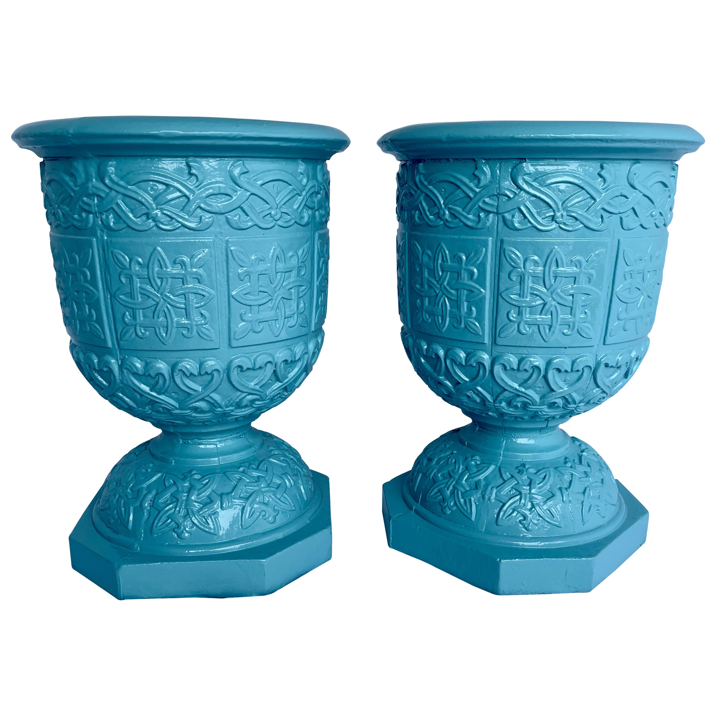 Paire de grandes urnes de jardin en fonte, turquoise thermolaquées