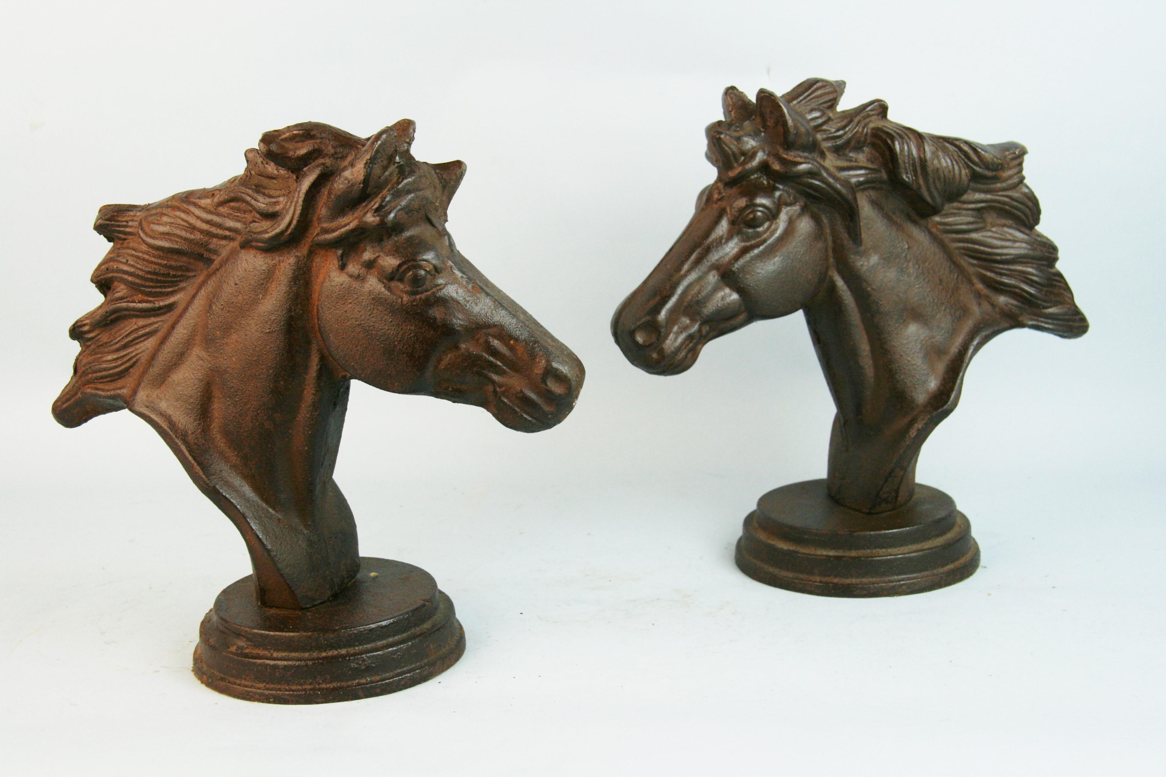 Großes Paar fein detaillierter Pferdeskulpturen/Buchstützen aus Eisen.