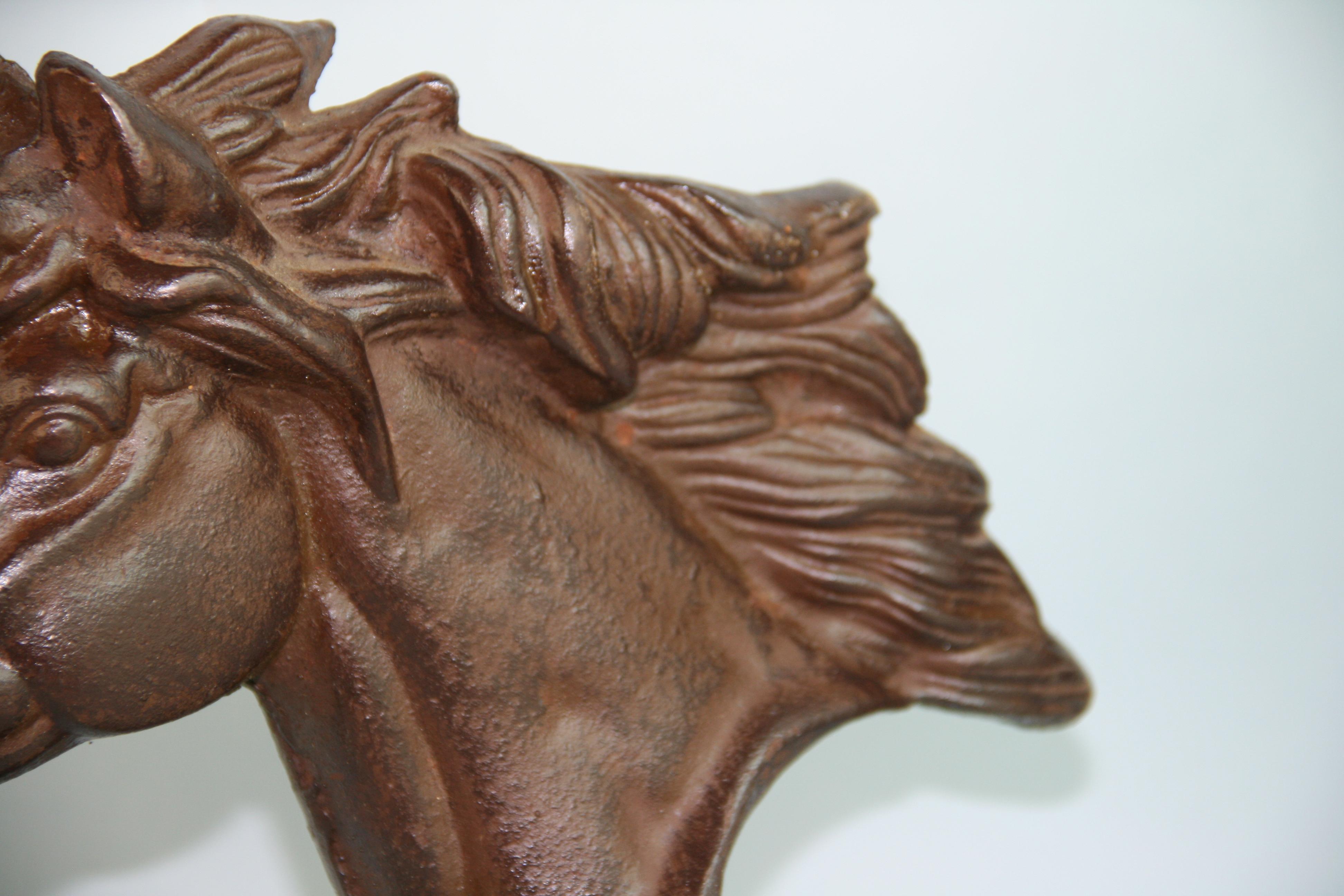 Paar große gusseiserne Pferde-Buchstützen/Skulpturen (Ende des 20. Jahrhunderts) im Angebot