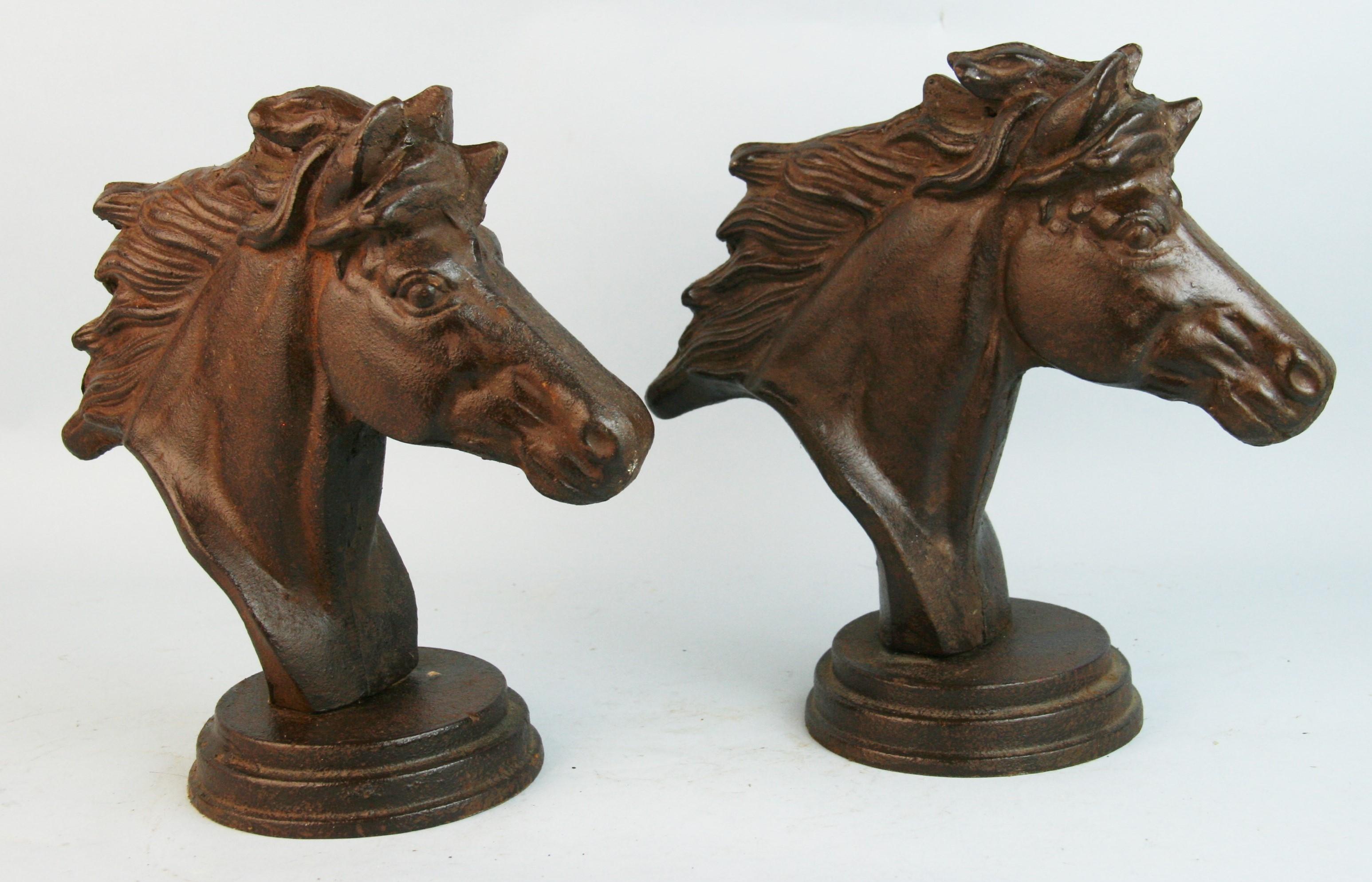 Paar große gusseiserne Pferde-Buchstützen/Skulpturen (Eisen) im Angebot