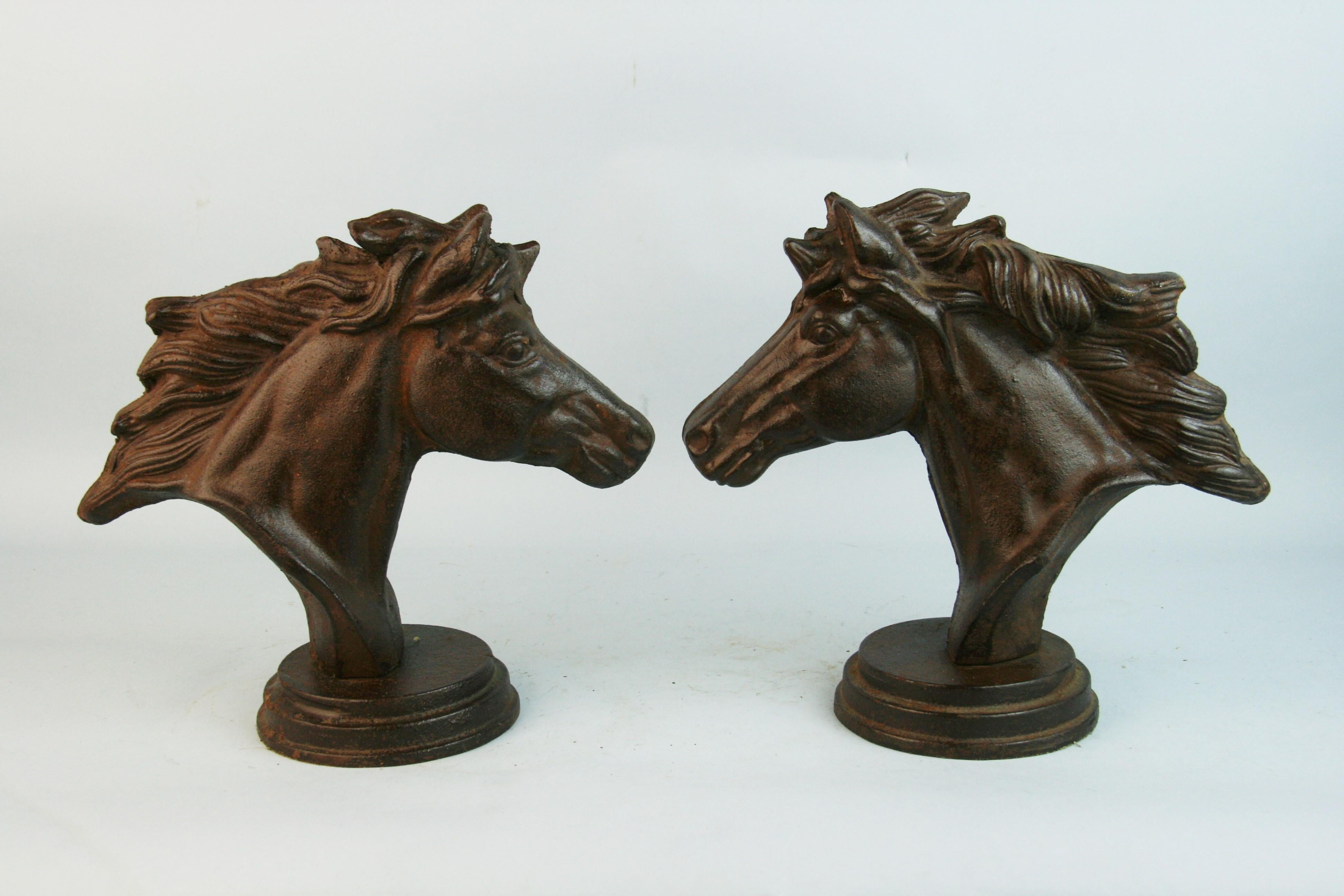 Coppia di grandi fermalibri/sculture di cavalli in ghisa in vendita 2