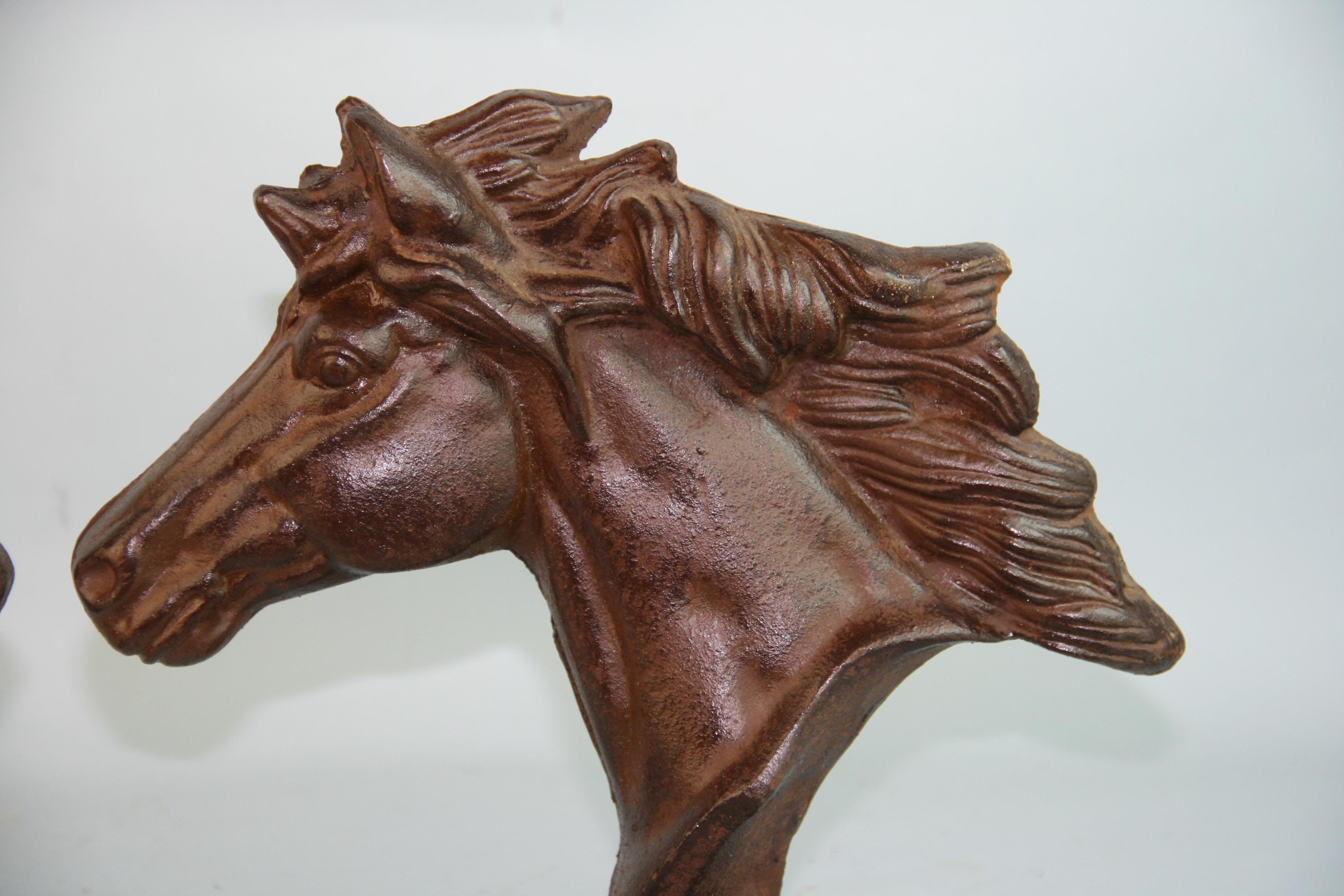 Paar große gusseiserne Pferde-Buchstützen/Skulpturen im Angebot 3