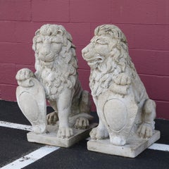 Paire de grands lions de jardin gardiens en pierre moulée avec boucliers, 20e siècle