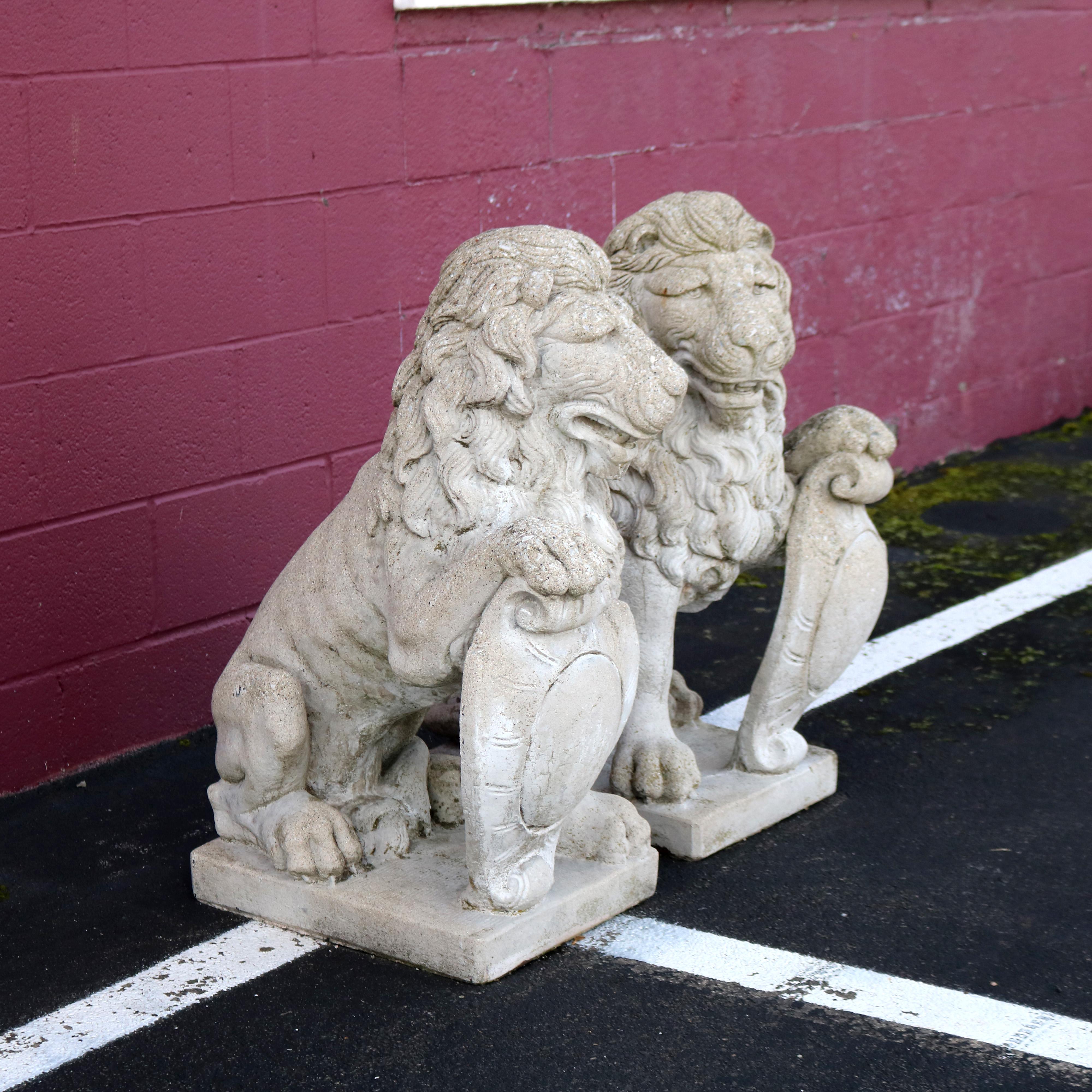 20ième siècle Paire de grands lions de jardin gardiens en pierre moulée avec boucliers, 20e siècle en vente