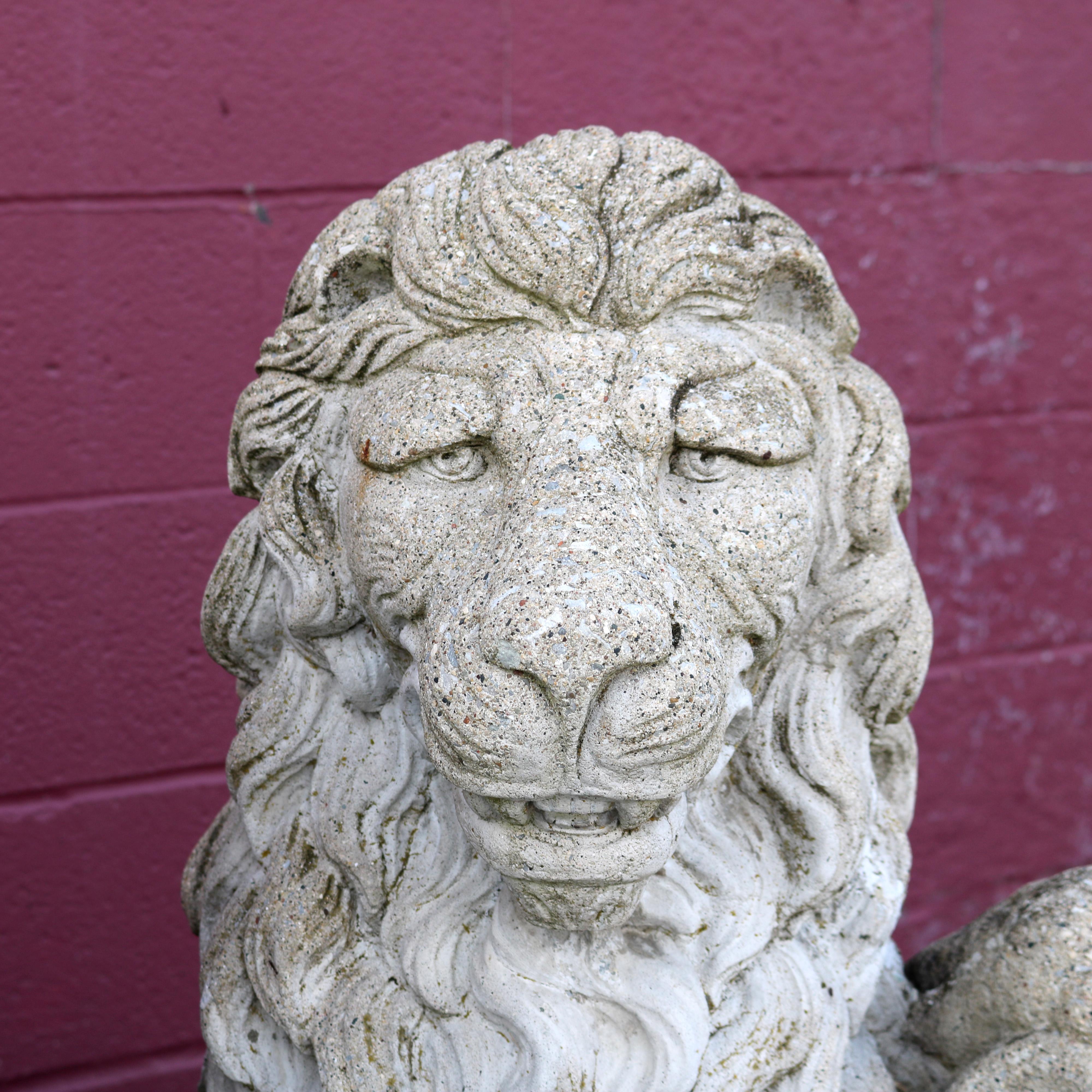 Pierre artificielle Paire de grands lions de jardin gardiens en pierre moulée avec boucliers, 20e siècle en vente
