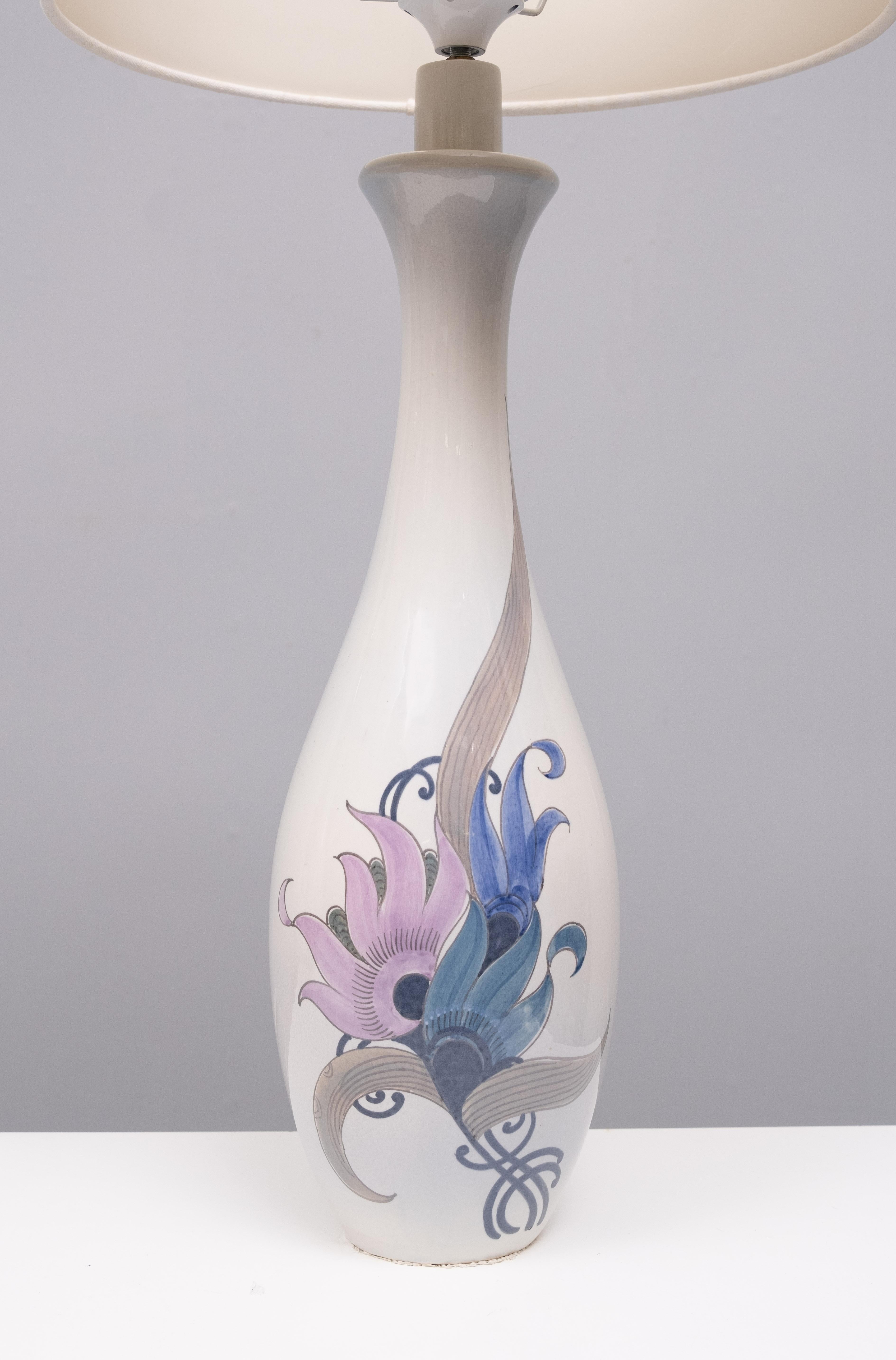 Sehr schönes elegantes Paar Keramik-Tischlampen, handbemalte Blumen.
Grundfarbe Hellblau . Einzigartiger seltener Satz, signiert. Schoonhoven Holland 


