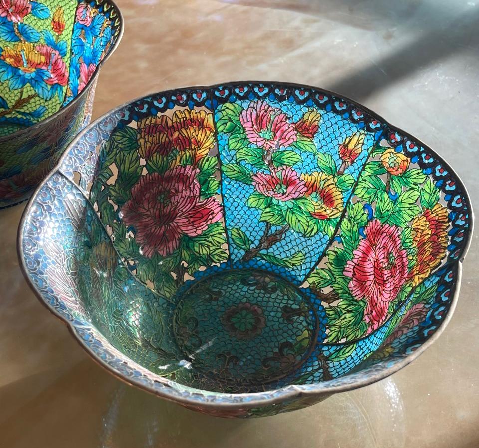 Pair of Large Chinese Cloisonné Plique-à-Jour Bowls In Good Condition For Sale In Atlanta, GA