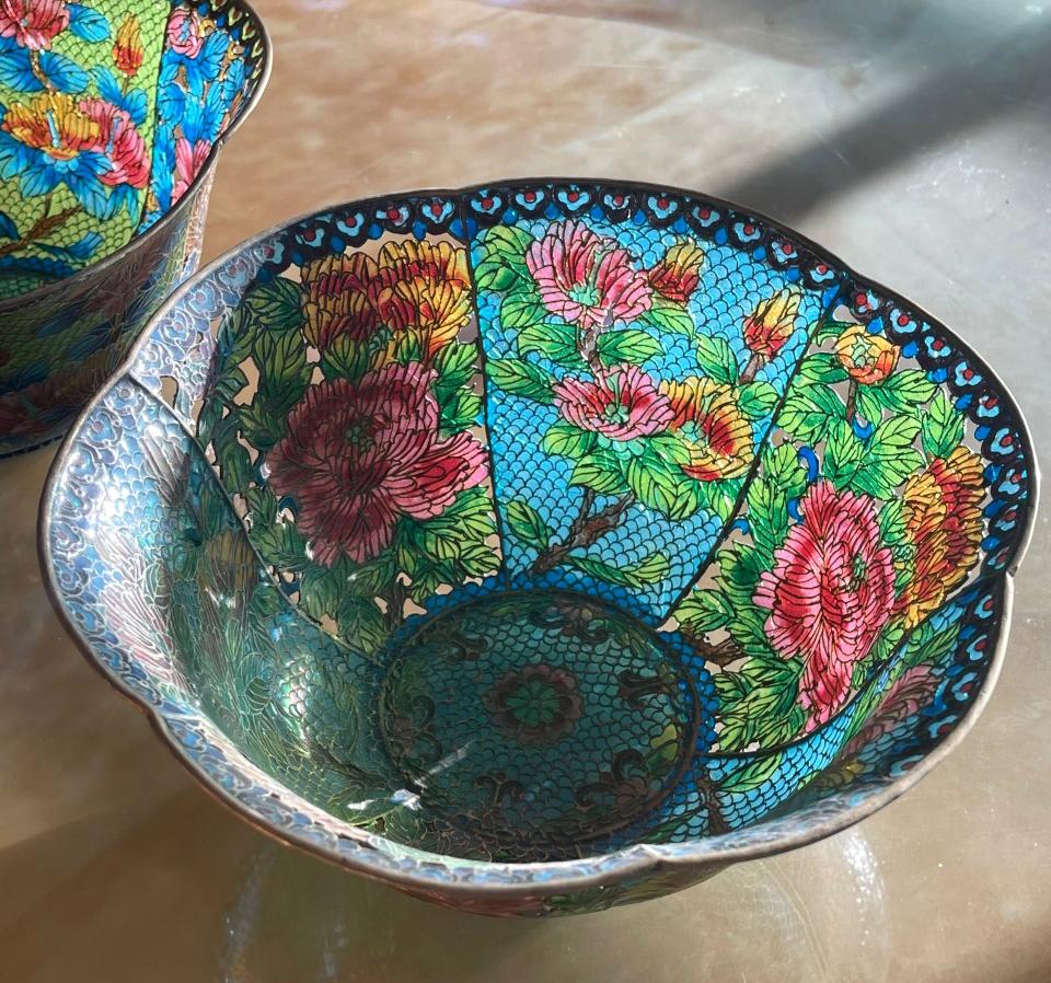 Cuivre Paire de grandes coupes chinoises cloisonnées en Plique-à-Jour en vente