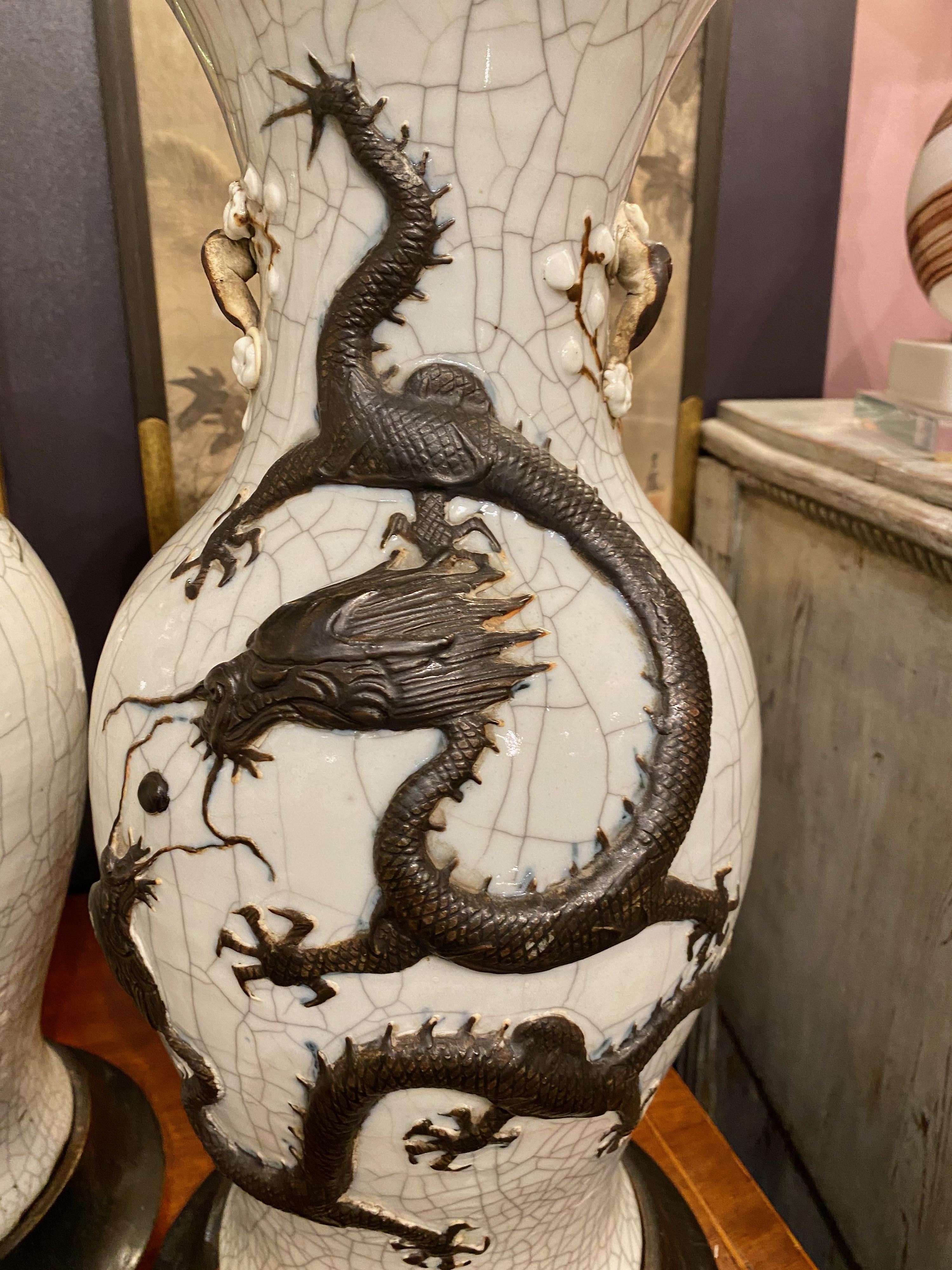 Große chinesische Celadon-D Drachenvasen mit Craquelé-Glasur, 19. Jahrhundert, Paar (Keramik) im Angebot