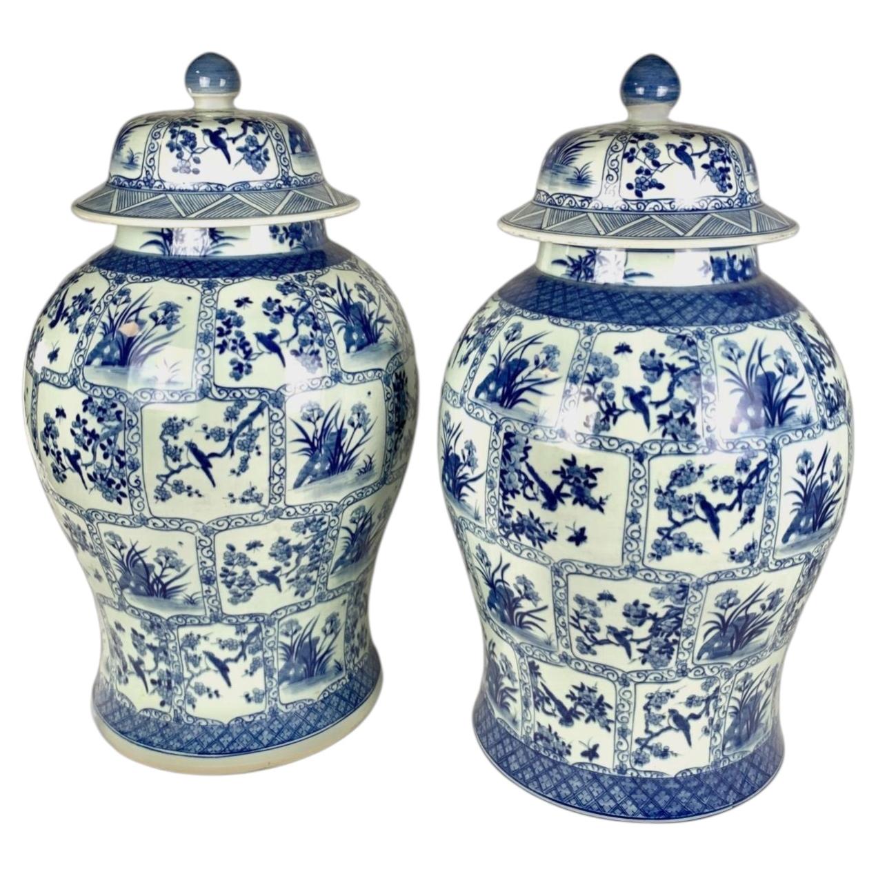 Coppia di grandi vasi coperti in porcellana cinese da esportazione blu e bianca dipinti a mano nel 1870