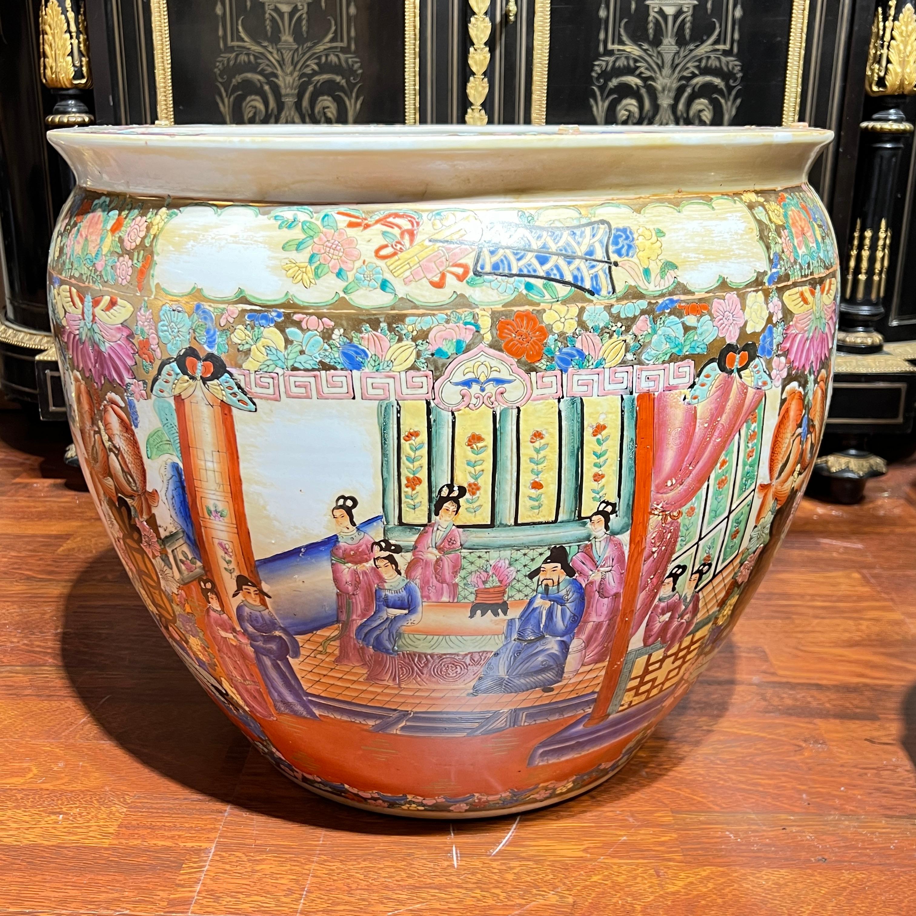 Paire de grands bols à poissons en porcelaine chinoise de la famille rose / Jardinières en vente 2