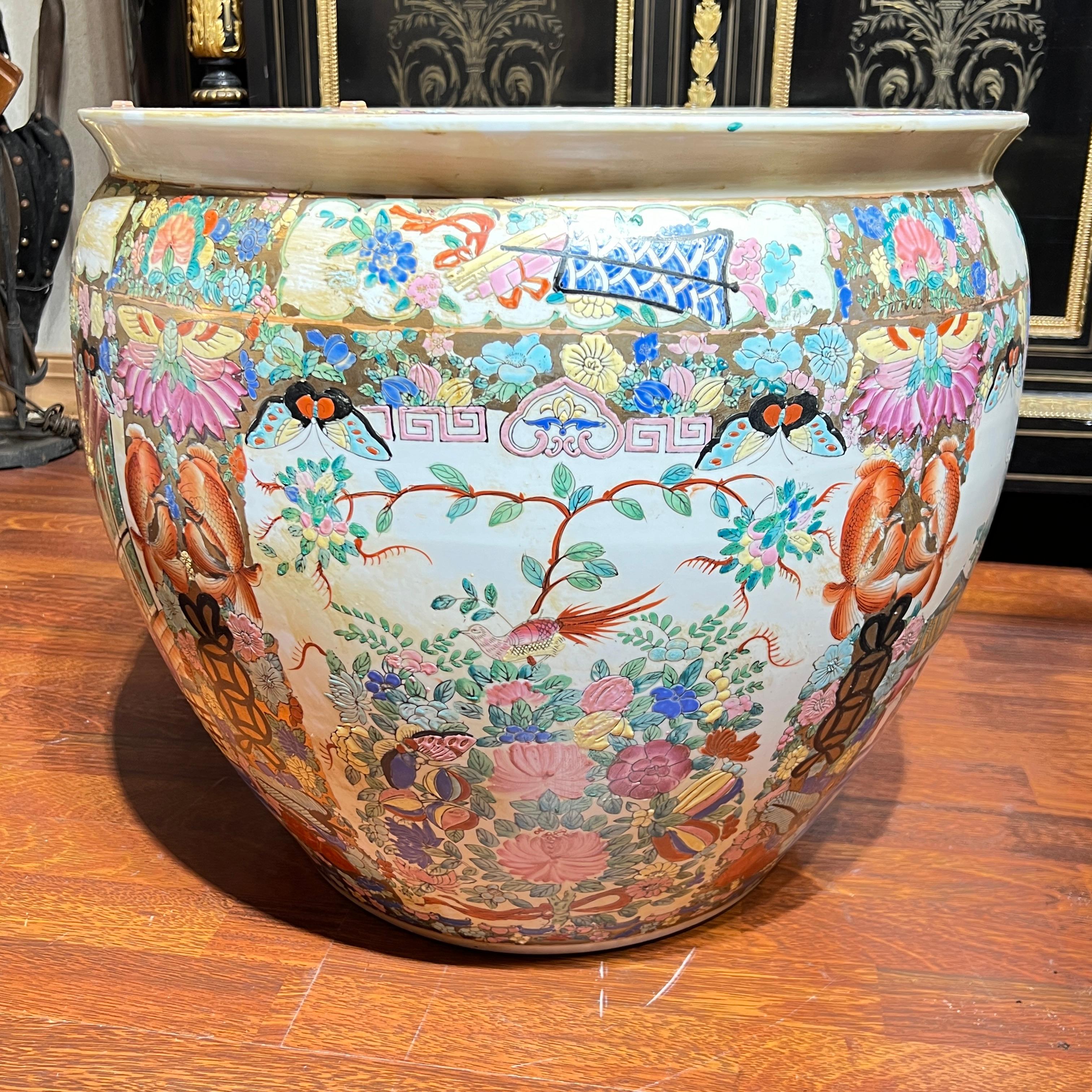 Paire de grands bols à poissons en porcelaine chinoise de la famille rose / Jardinières en vente 3