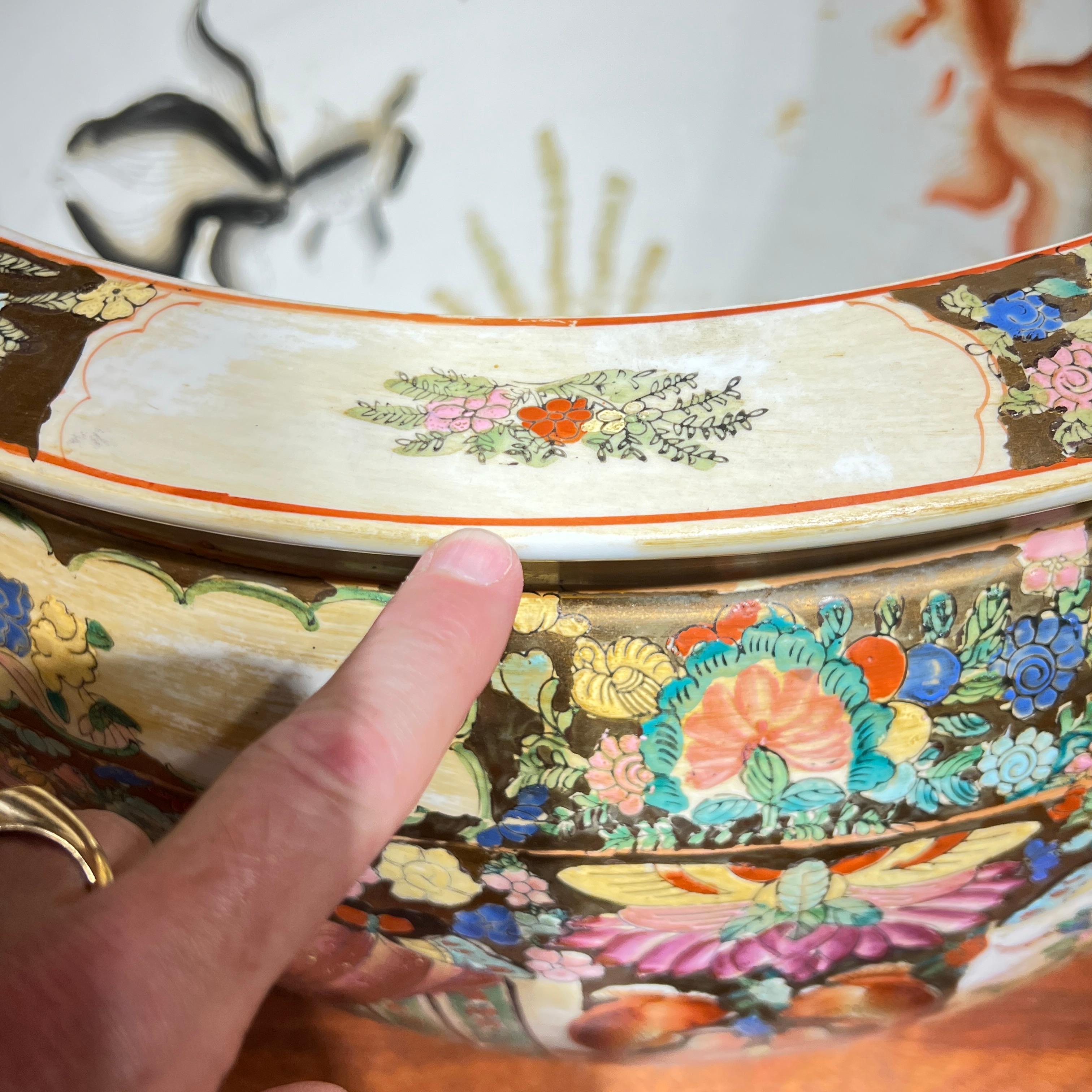 Paire de grands bols à poissons en porcelaine chinoise de la famille rose / Jardinières en vente 4