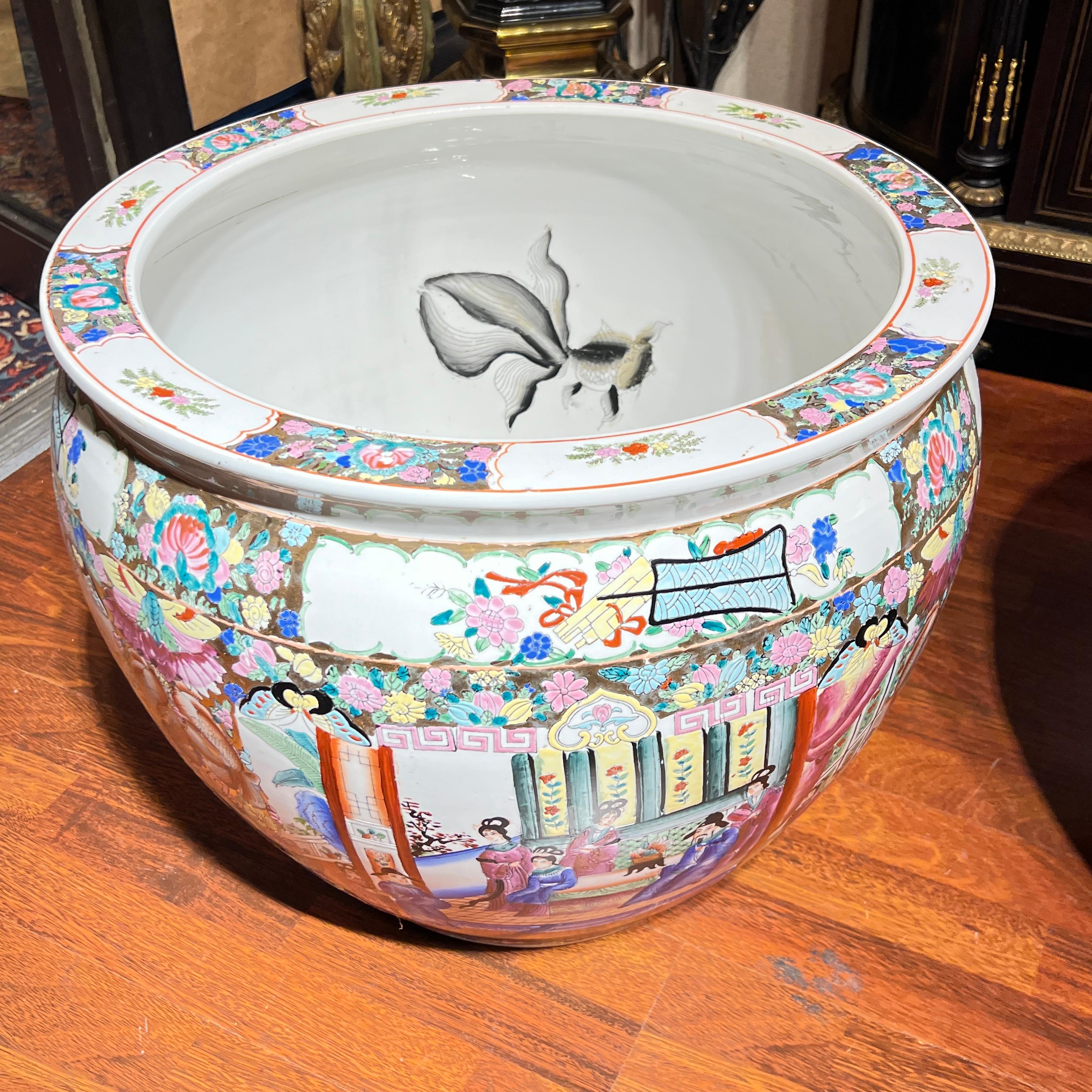 Paire de grands bols à poissons en porcelaine chinoise de la famille rose / Jardinières en vente 5