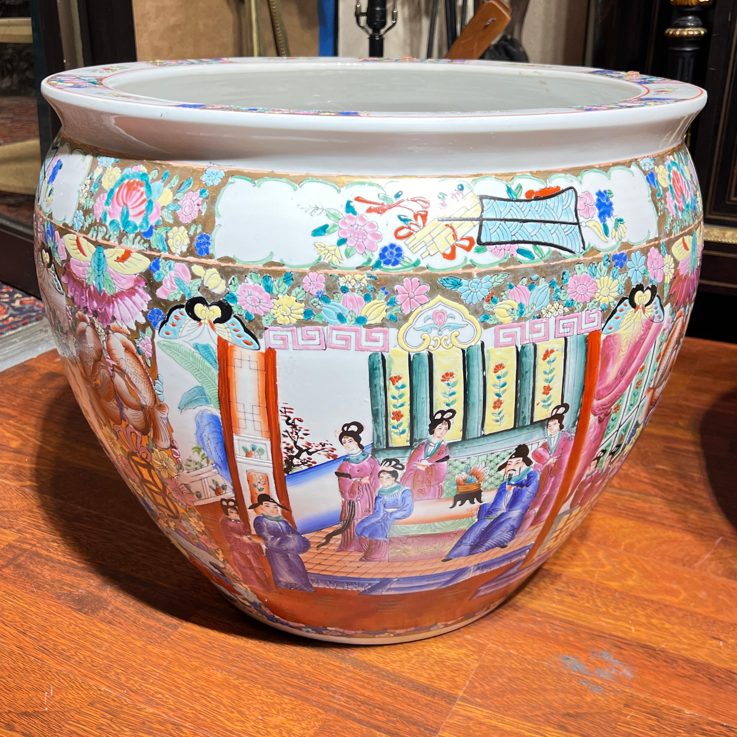 Paire de grands bols à poissons en porcelaine chinoise de la famille rose / Jardinières en vente 6