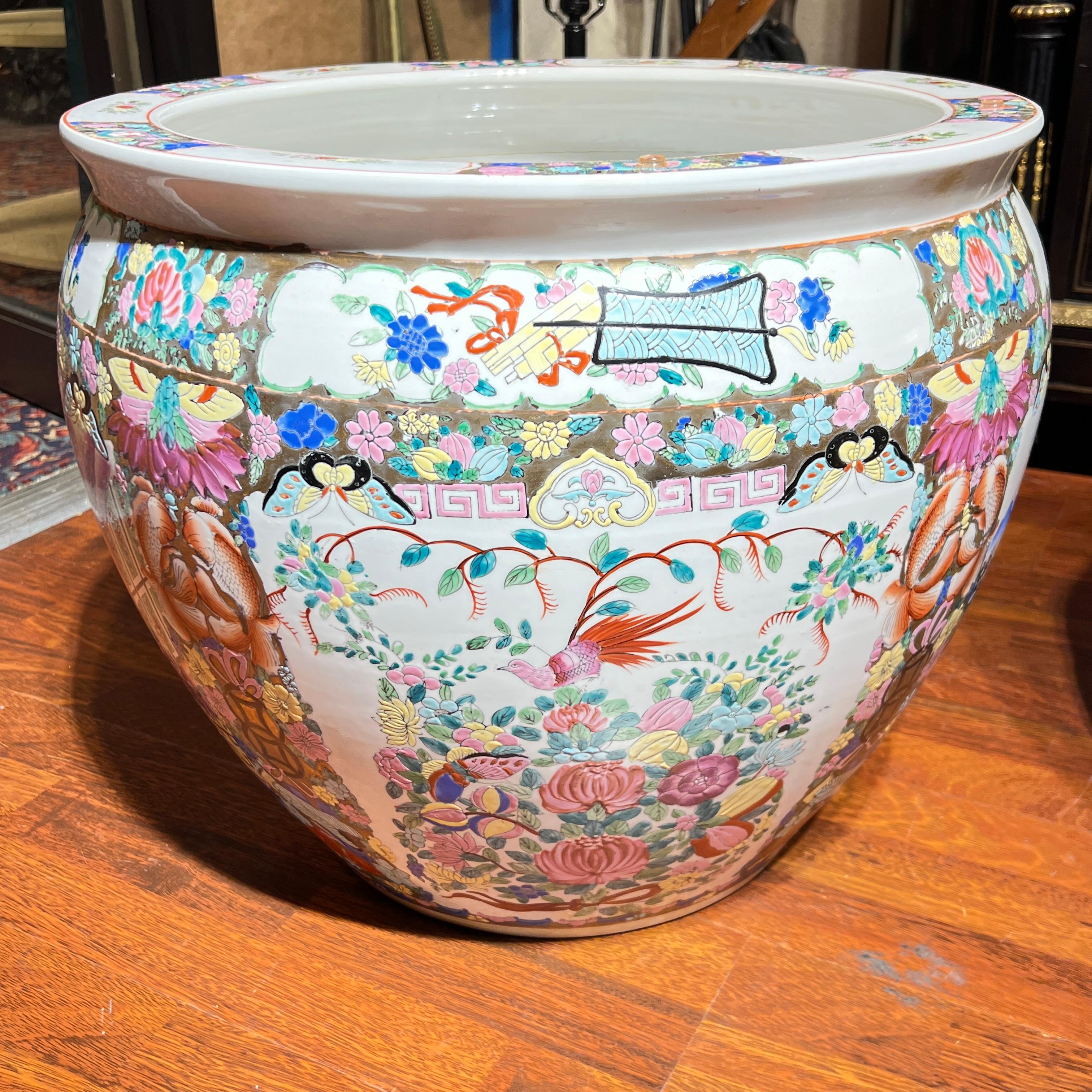 Paire de grands bols à poissons en porcelaine chinoise de la famille rose / Jardinières en vente 7