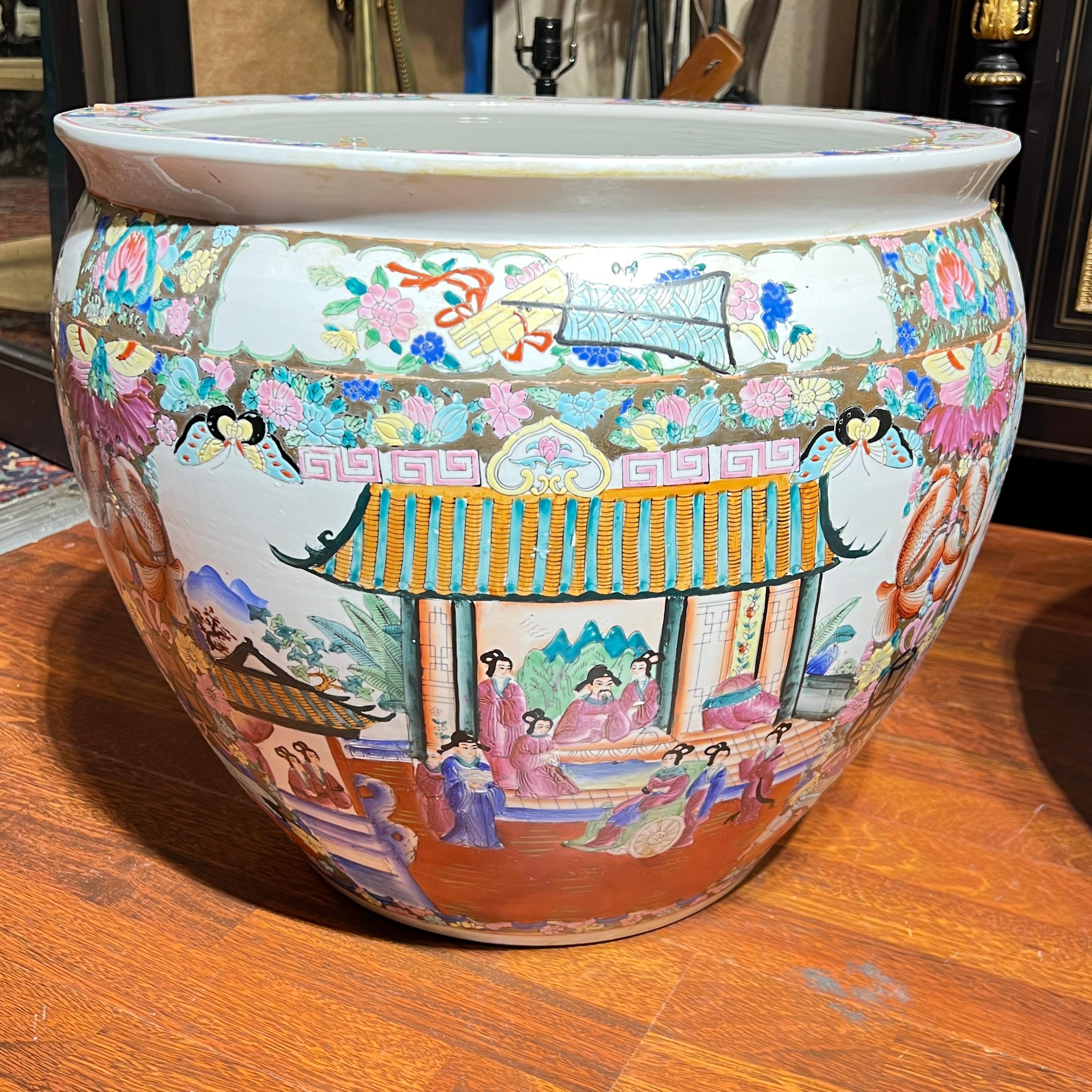 Paire de grands bols à poissons en porcelaine chinoise de la famille rose / Jardinières en vente 8