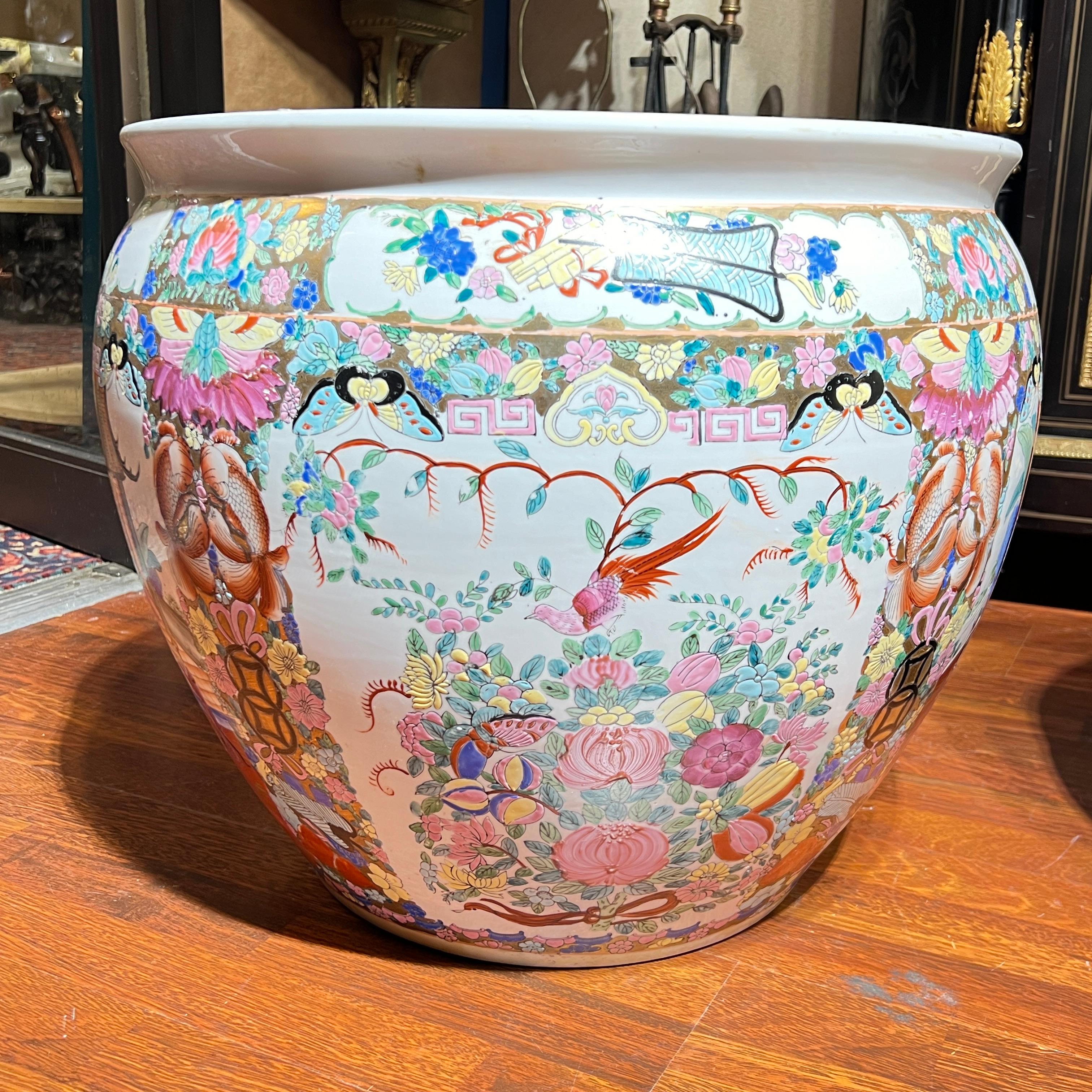 Paire de grands bols à poissons en porcelaine chinoise de la famille rose / Jardinières en vente 9