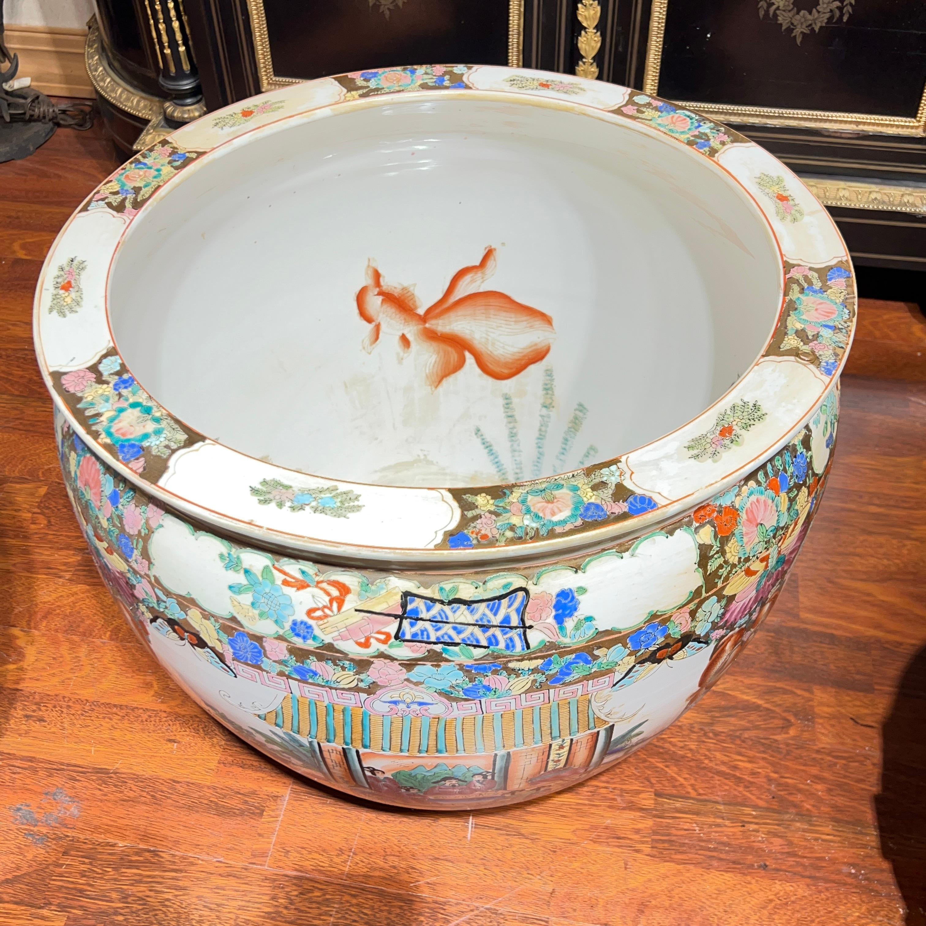 Paire de très grands bols à poisson ou jardinières en porcelaine d'exportation chinoise dans le style Famille Rose mesurant 18 pouces de haut et 21 pouces de diamètre.